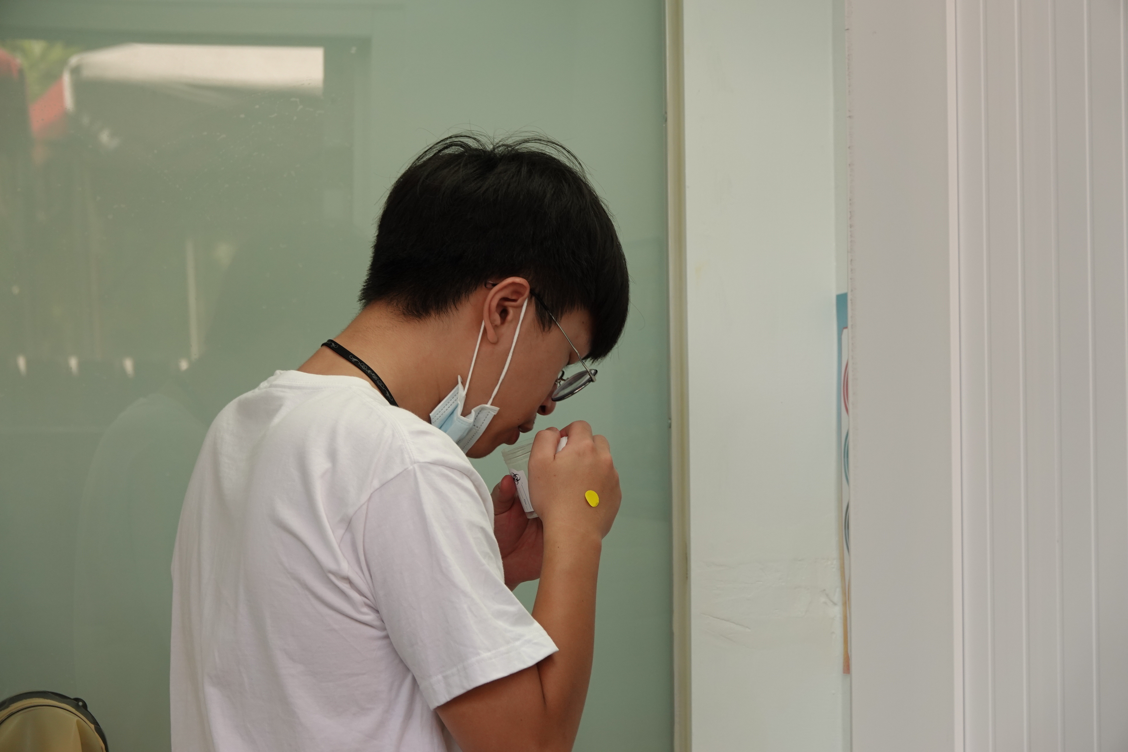 學生個別在採檢室自行將唾液滴入唾液盒