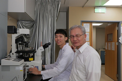 分子醫學研究所特聘教授張南山(右)發現WWOX新危險基因