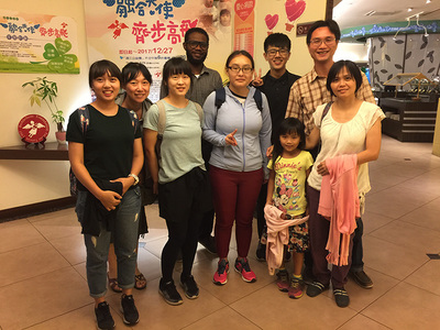 楊尚訓教授與家人、實驗室學生合影