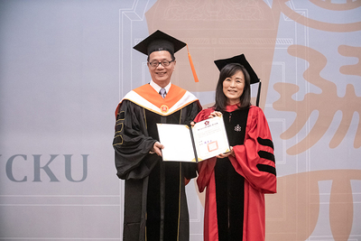 蘇慧貞校長親自授予楊威迦院士（左）名譽工學博士學位