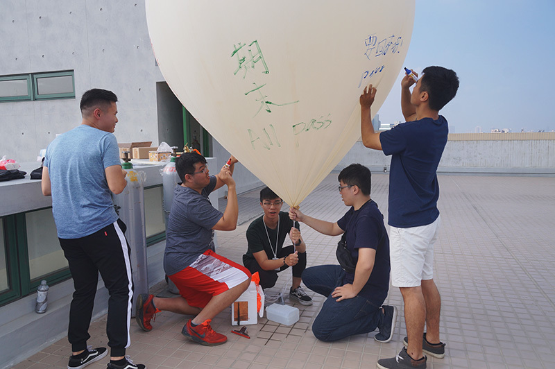 NCKU Launches Weather Balloon to Gauge Air Pollution
