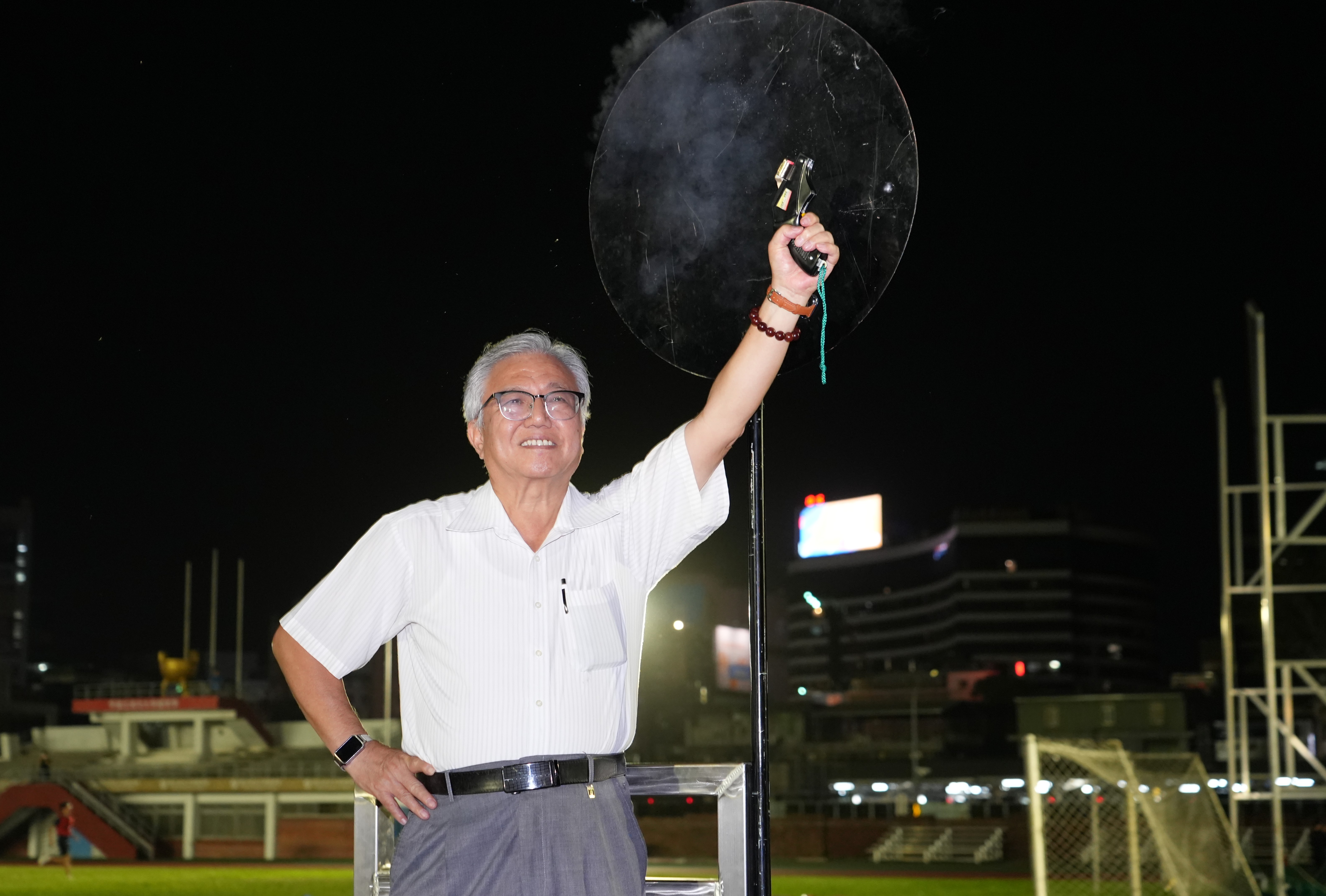 俊璋副校長也蒞臨光復操場，為賽事鳴槍開跑