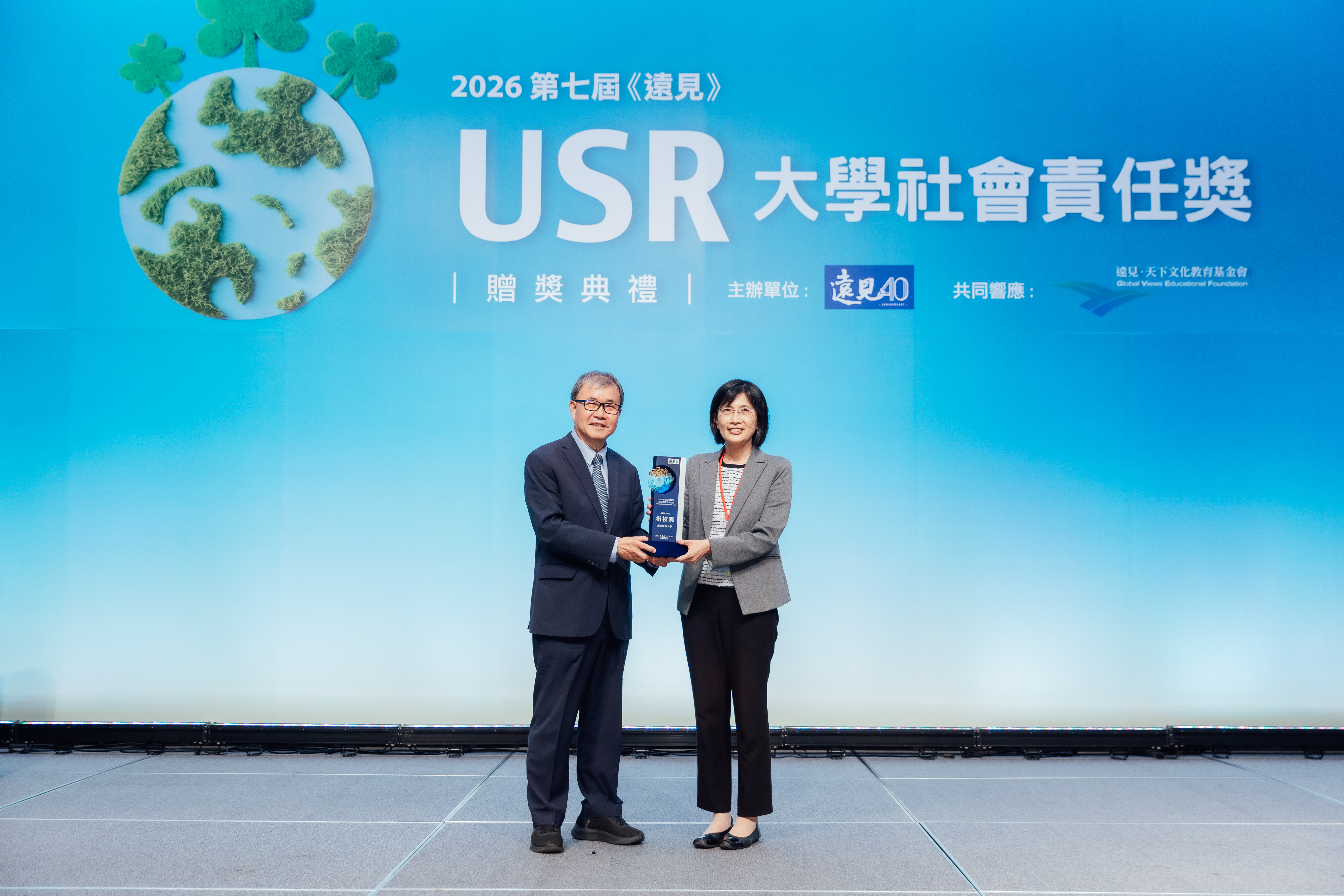 成大陳玉女副校長（右）受獎時致詞表示，每份獎項都是一種責任和鞭策，其背後「正是大學對環境 （Environmental）、社會（Social）與治理（Governance）」等多元價值的實踐