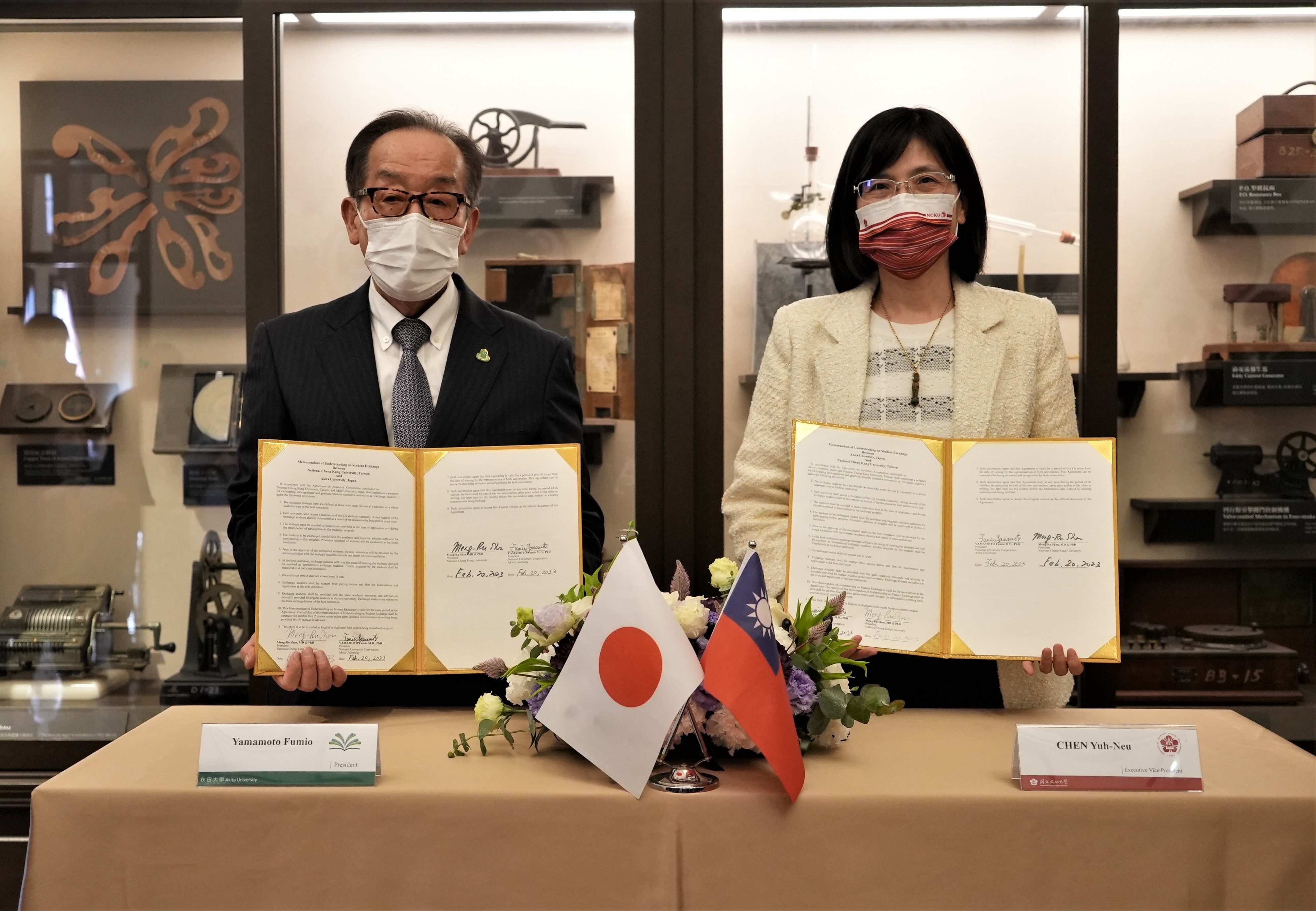 本次簽約由成大副校長陳玉女（右）與秋田大學校長山本文雄（Yamamoto Fumio）代表簽署