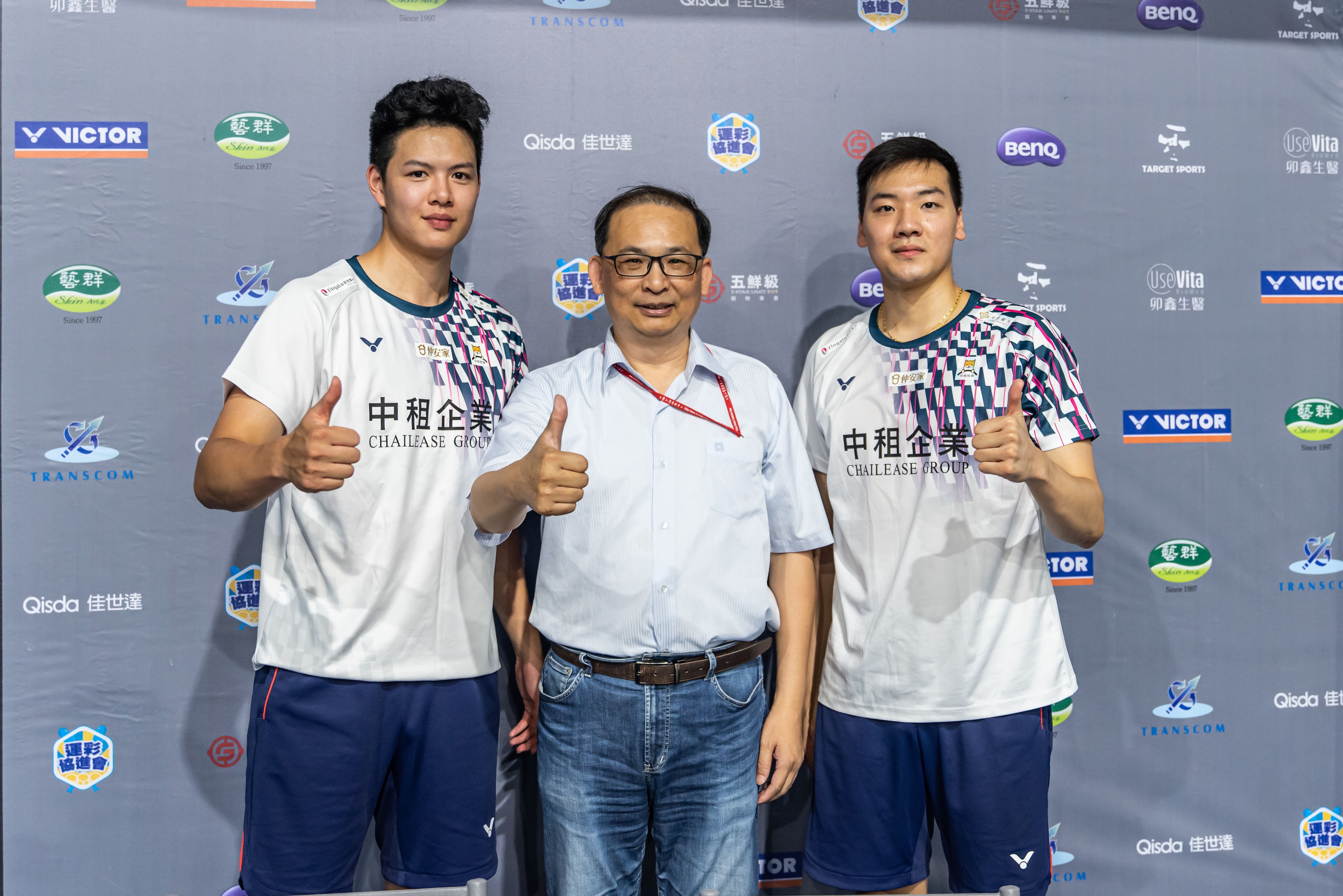 台灣羽壇新銳男雙組合江建葦(圖右)及吳軒毅(圖左)受邀擔任開球嘉賓,與成大教務長沈聖智(圖中)合影