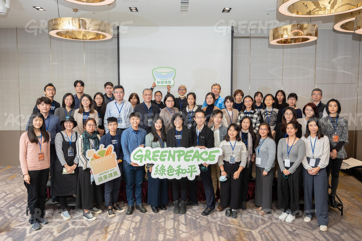 Hsin-Tien Lin and Greenpeace held a workshop guiding retailers to explore the feasibility of selling packaging-free fruits and vegetables. (Image credit: Greenpeace)