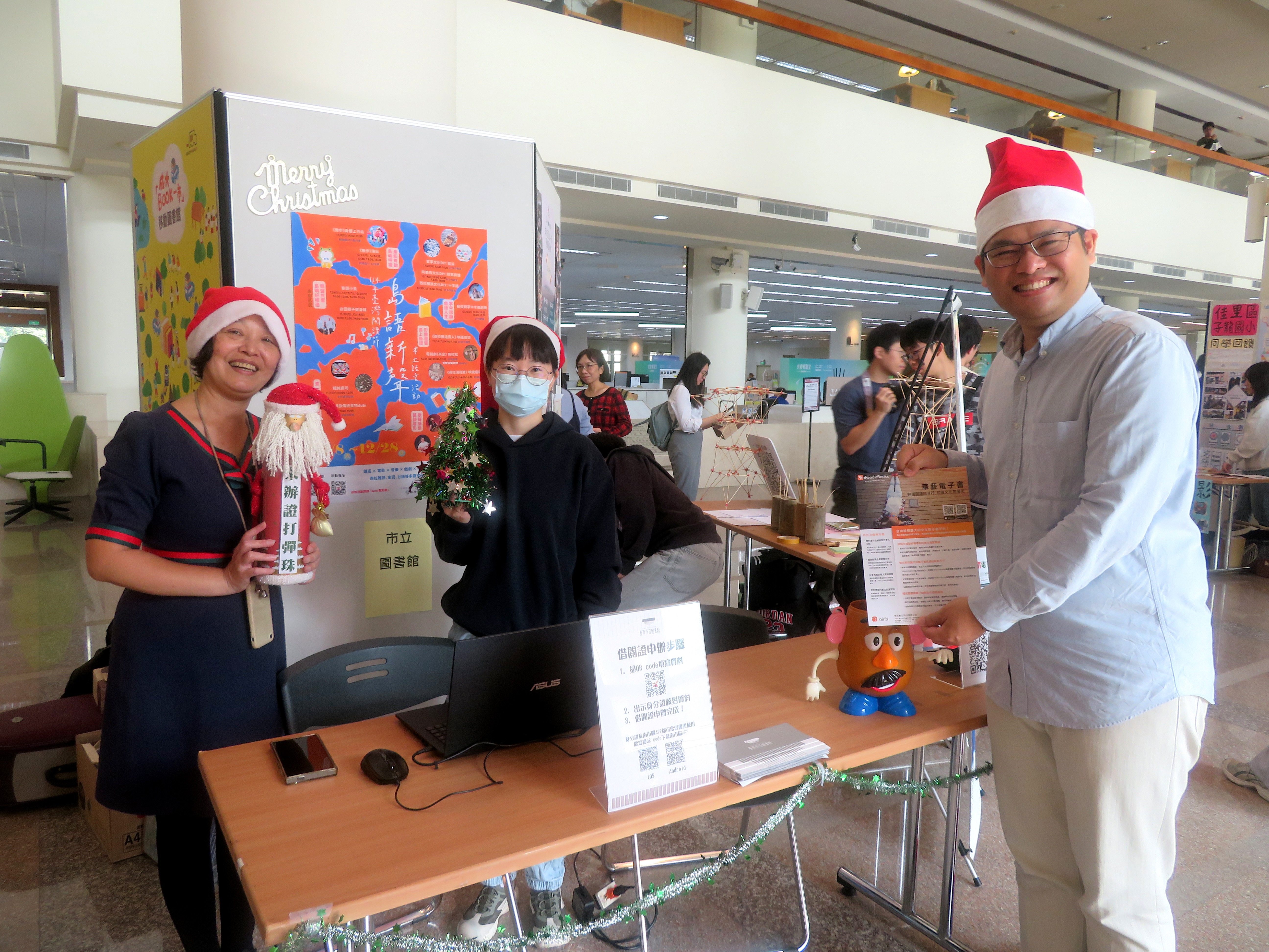 07 開幕式當日，台南市立圖書館設立小攤位，歡迎成大同學辦理台南市圖書館借書證，還有準備趣味小遊戲和豐富獎品（最左方為台南市立圖書館蔣千芬小姐）。
