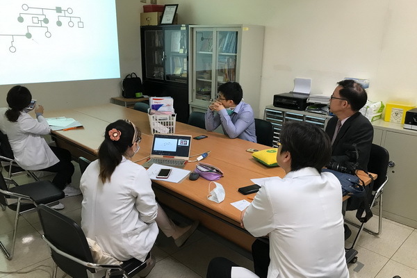 開診前,團隊一同討論今日的患者資訊,並協調調度所需資源。