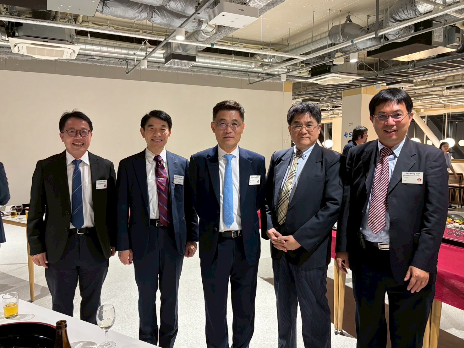 東京科學大學由理事長暨校長大竹尚登（Naoto Ohtake）(左二)率領高層與學者專家熱情接待成大沈孟儒校長(居中)及訪團