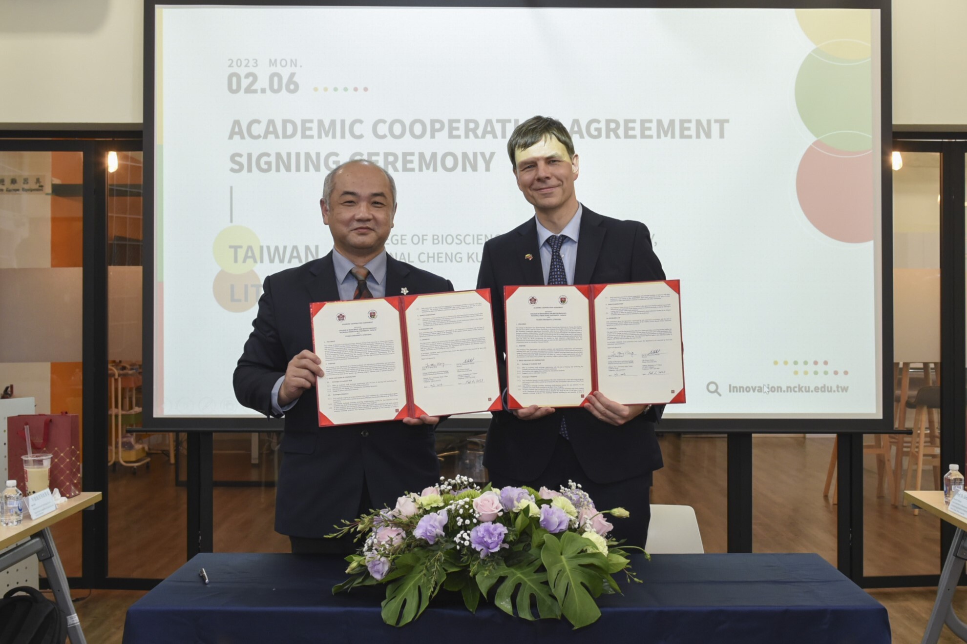 成大生科學院院長王育民(左)與立陶宛維爾紐斯大學生物化學與生命科學中心主任Daumantas Matulis(右)代表簽署協議