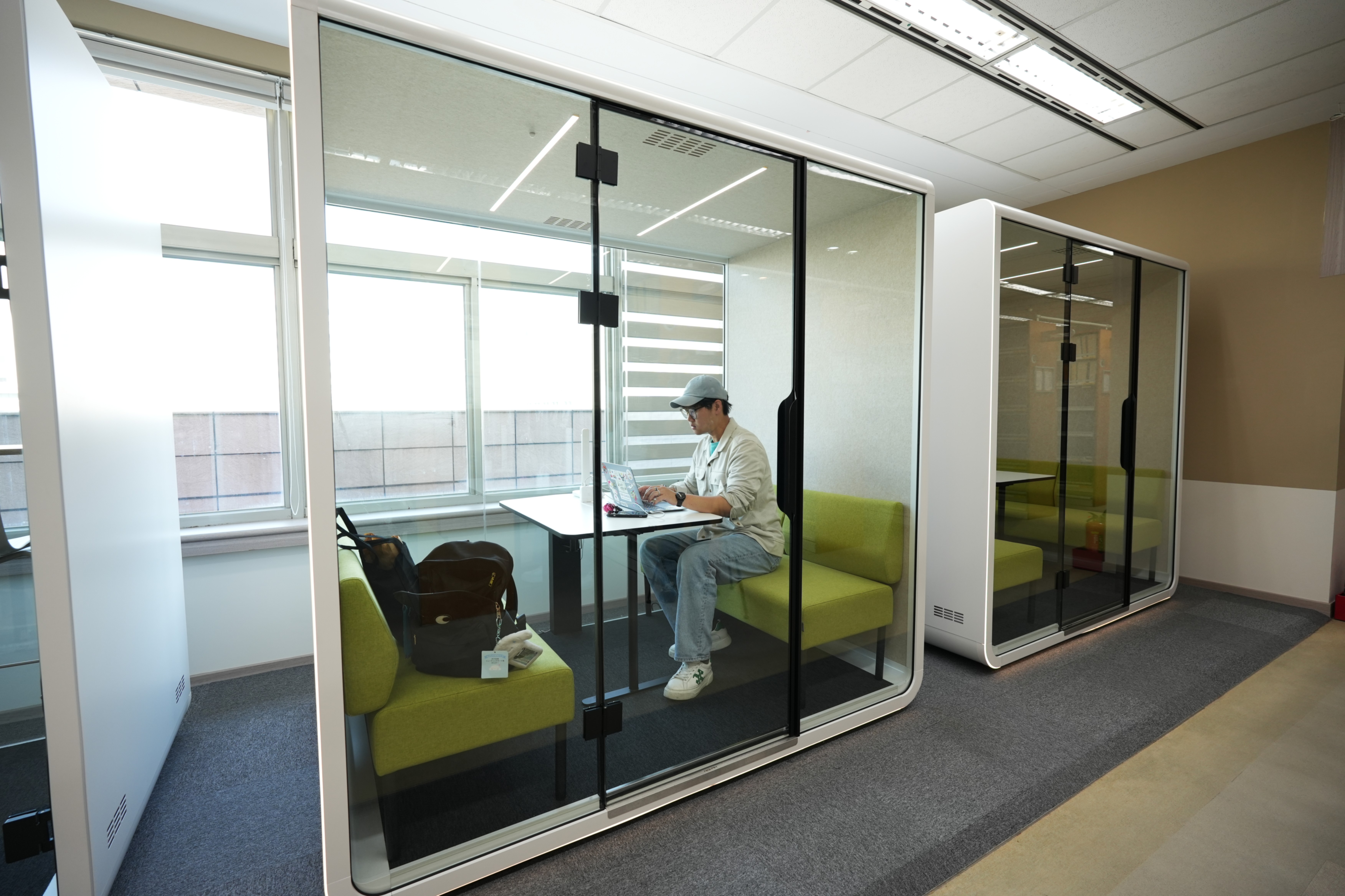 5F增設靜音艙，提供教師與研究生具備獨立思考、資料撰寫與專注研析的優化環境