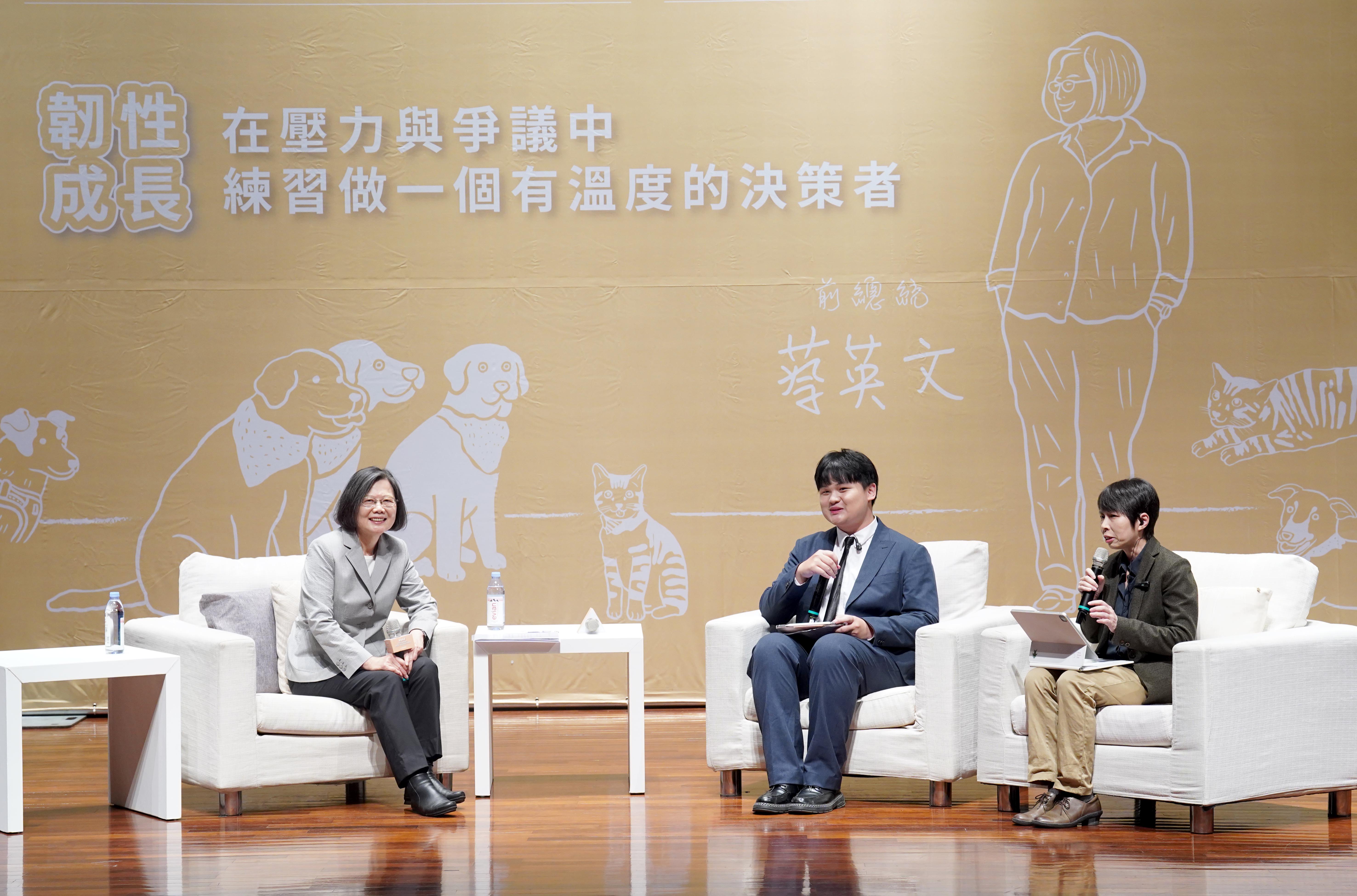 畢業在即，國立成功大學 115 級應屆畢業生首創「Who 成何」論壇，命名取諧音梗「護城河」，期許大家都能「成為想要成為的人」。接續登場的演講及畢業祭系列活動，豐富多元