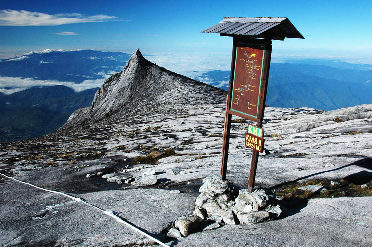 馬來西亞神山（Mount Kinabalu）標高3929公尺