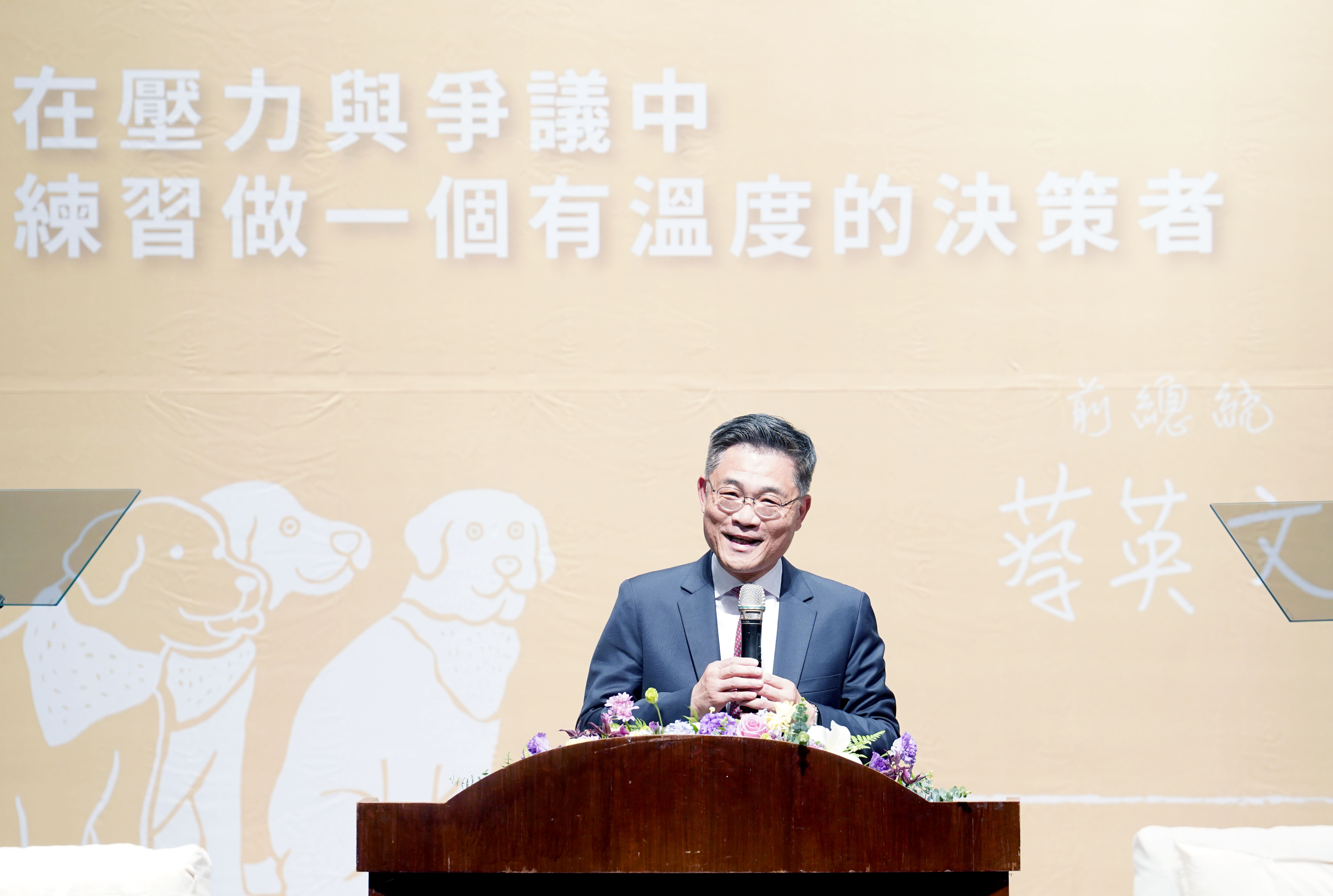 沈孟儒校長開場致詞讚揚小英總統面對疫情和地緣政治動盪時，展現了帶領臺灣前進的沉穩力量；同時也向小英總統報告成大老人醫院的最新進度