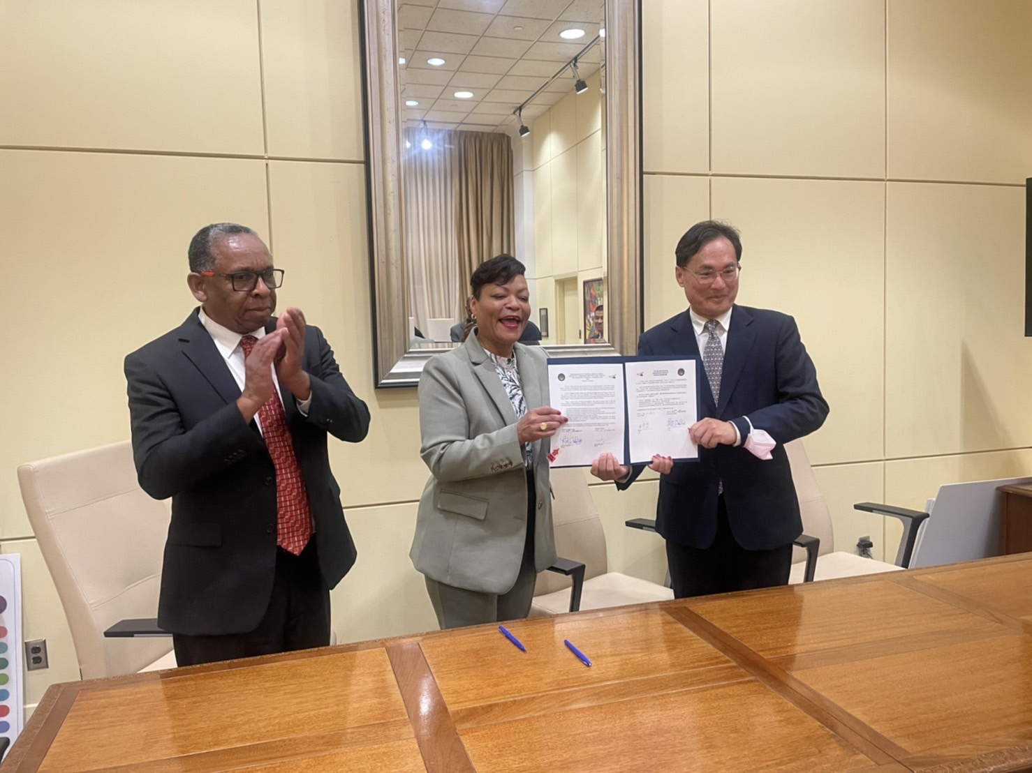 Under the witness of Director General of TECO-Houston Robert Fu-Wen Lo, Tainan City and New Orleans City become sister cities and begin future cooperation (Photo courtesy of New Orleans City)