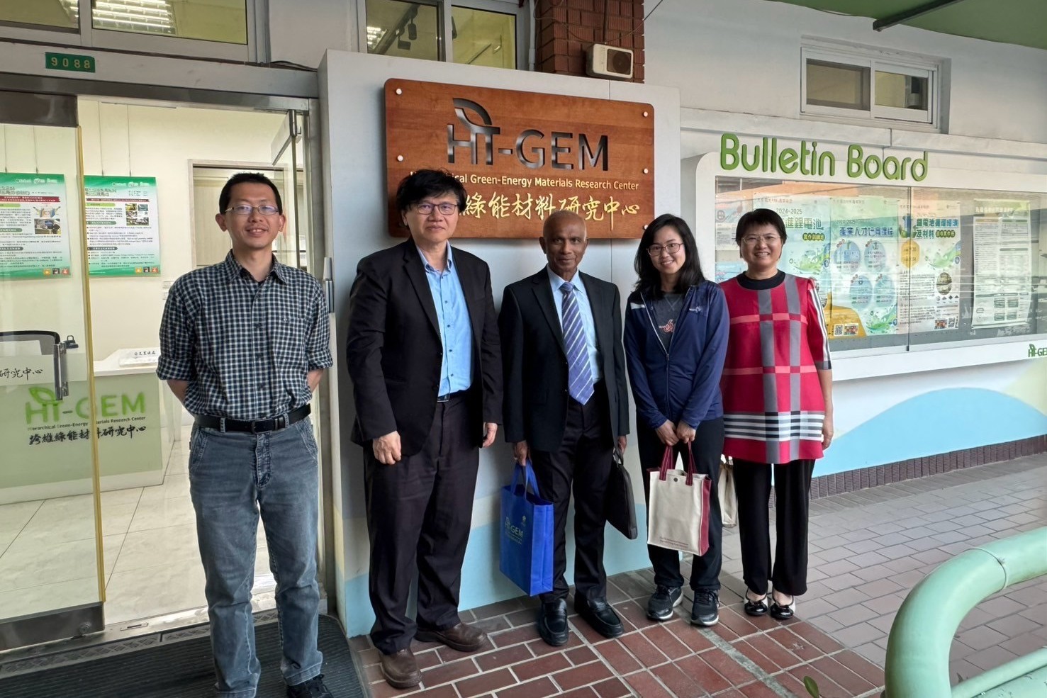 鍾昇恆老師(左一)與美國恩師Arumugam Manthiram教授(中)的師生關係像家人也像朋友。前些日子恩師來臺灣,下飛機第一站就是來臺南成功大學參觀實驗室。