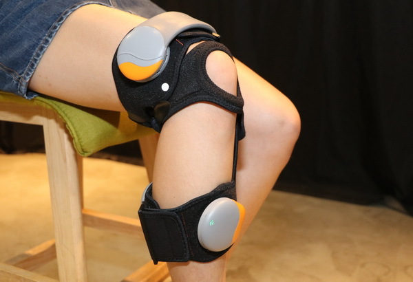 置肌肉感測器（EMG）的護膝套件