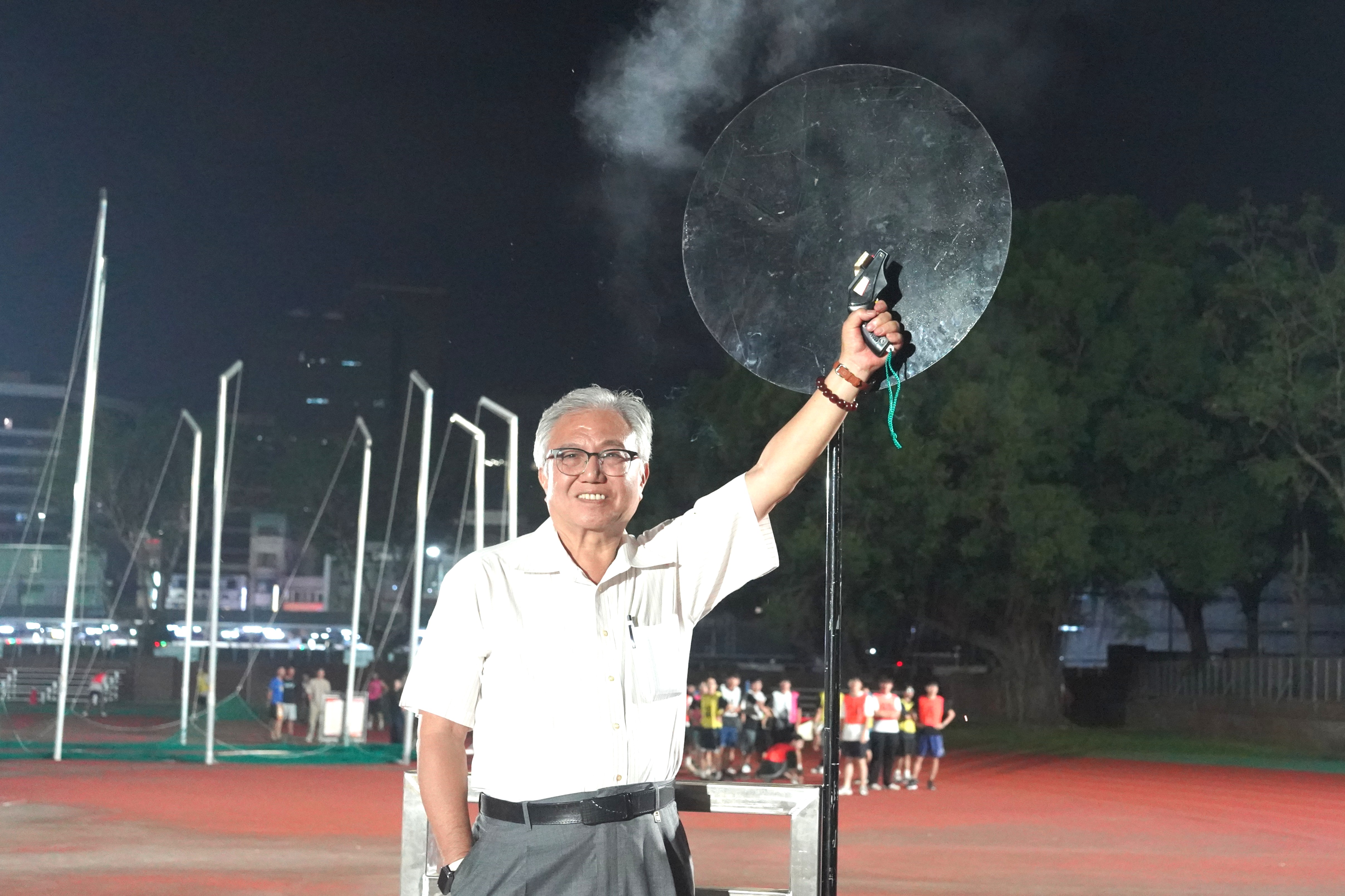 俊璋副校長為賽事鳴槍開跑，為選手們加油鼓勵。