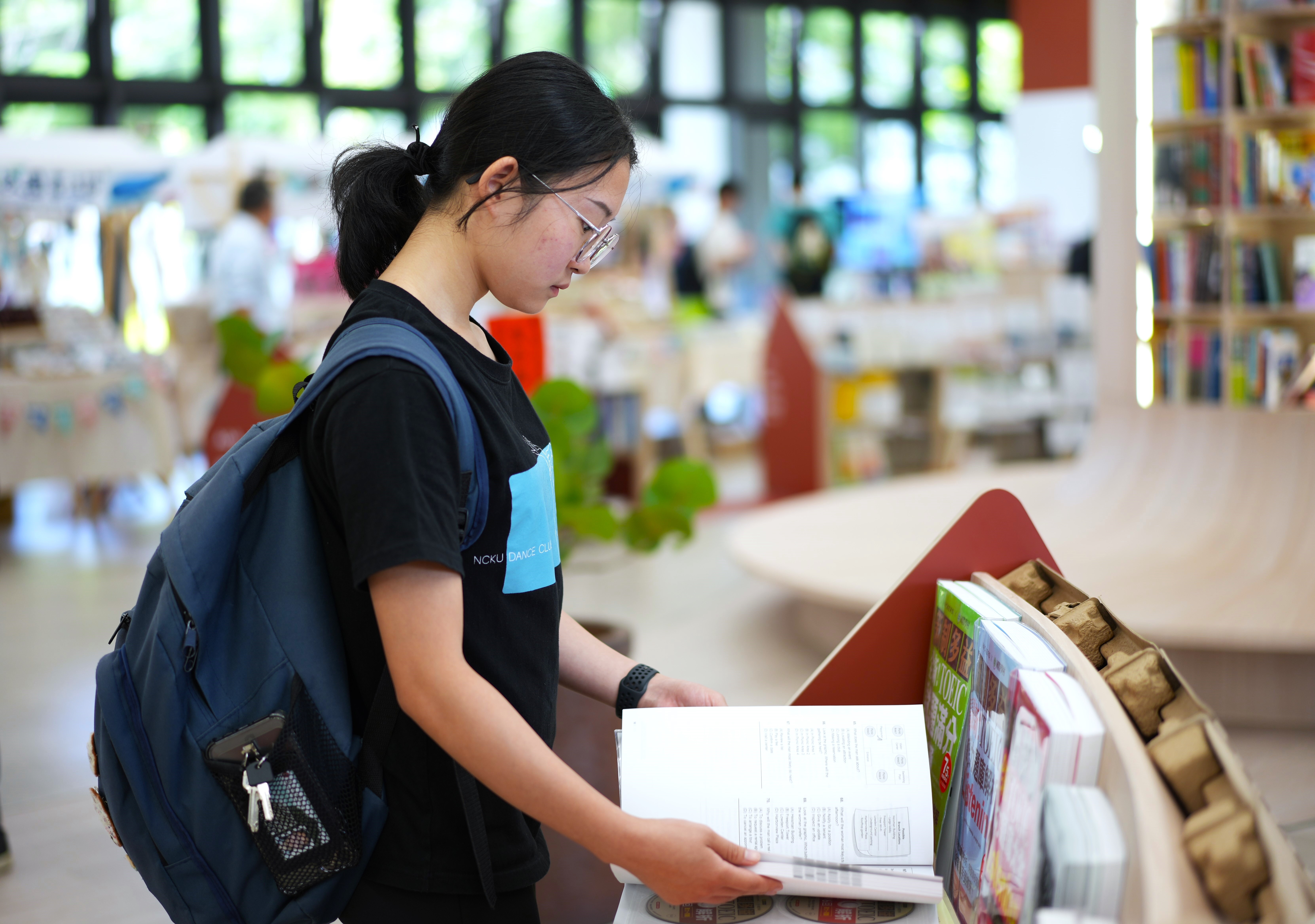 成大《麗文校園書局》不僅能滿足成大師生必需品的需求，也導入電子書新產品服務