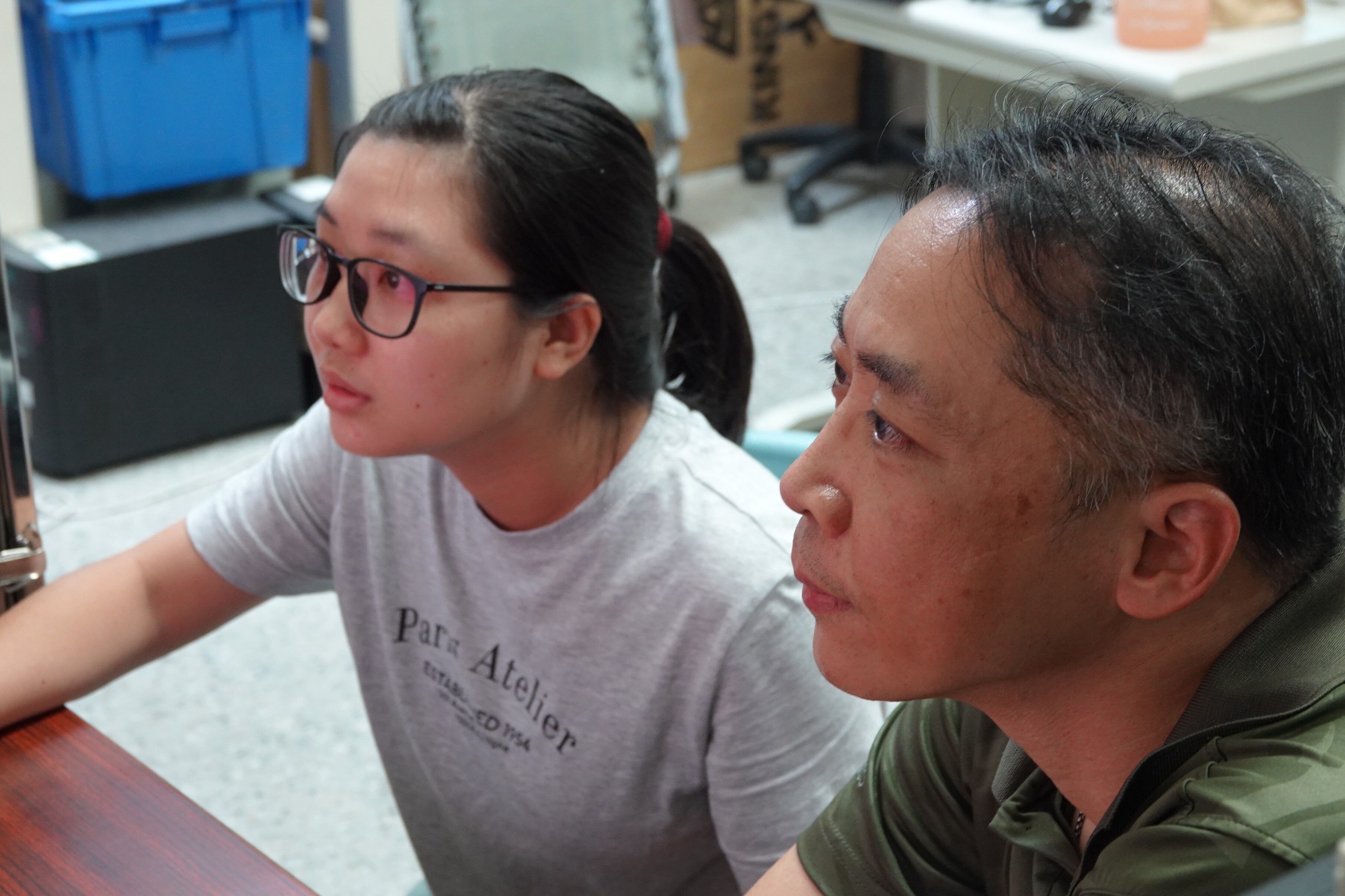 劉浩志教授(右)與學生阮氏芳玲博士共同提出機器學習方式減少原子力顯微鏡的不確定性