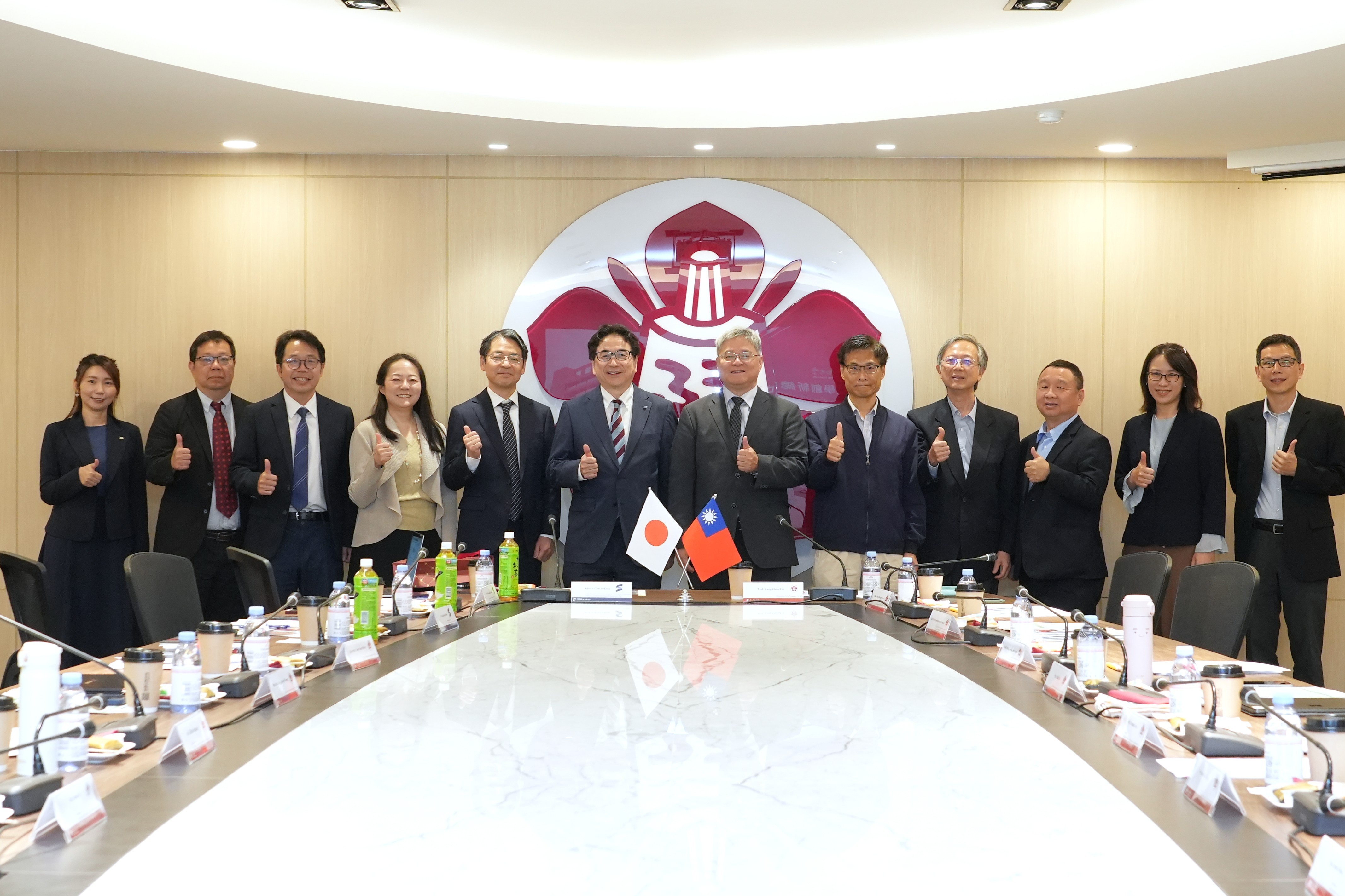 上午場會議兩校針對產學與企業合作進行交流討論與大合照