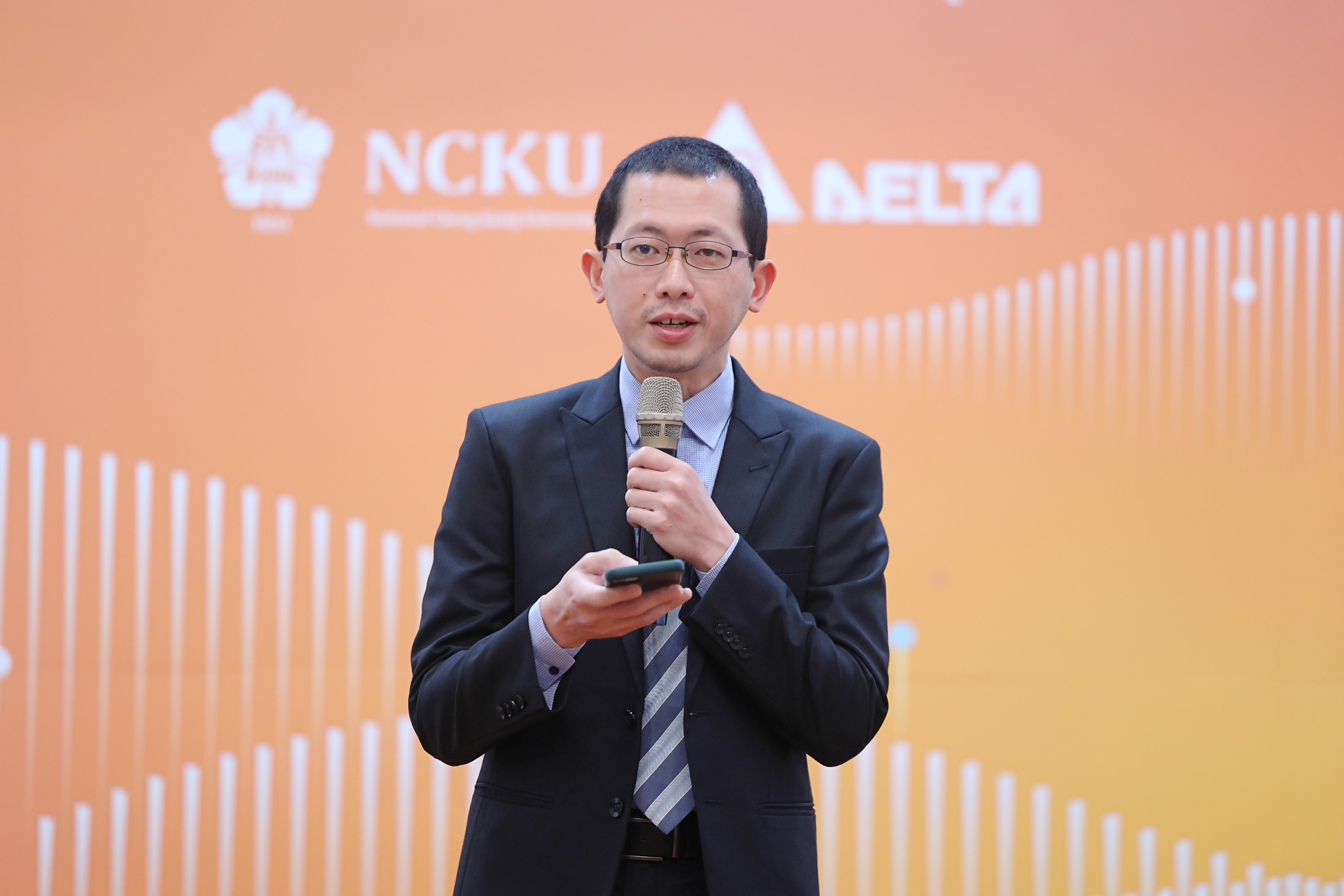 鍾昇恆老師研究團隊自 2019 年成立以來學研成果不斷突破,2025 年 11 月正式突破百篇論文發表,標誌臺灣在鋰硫電池研究領域於質量、數量及國際影響力方面都達到新的里程碑。