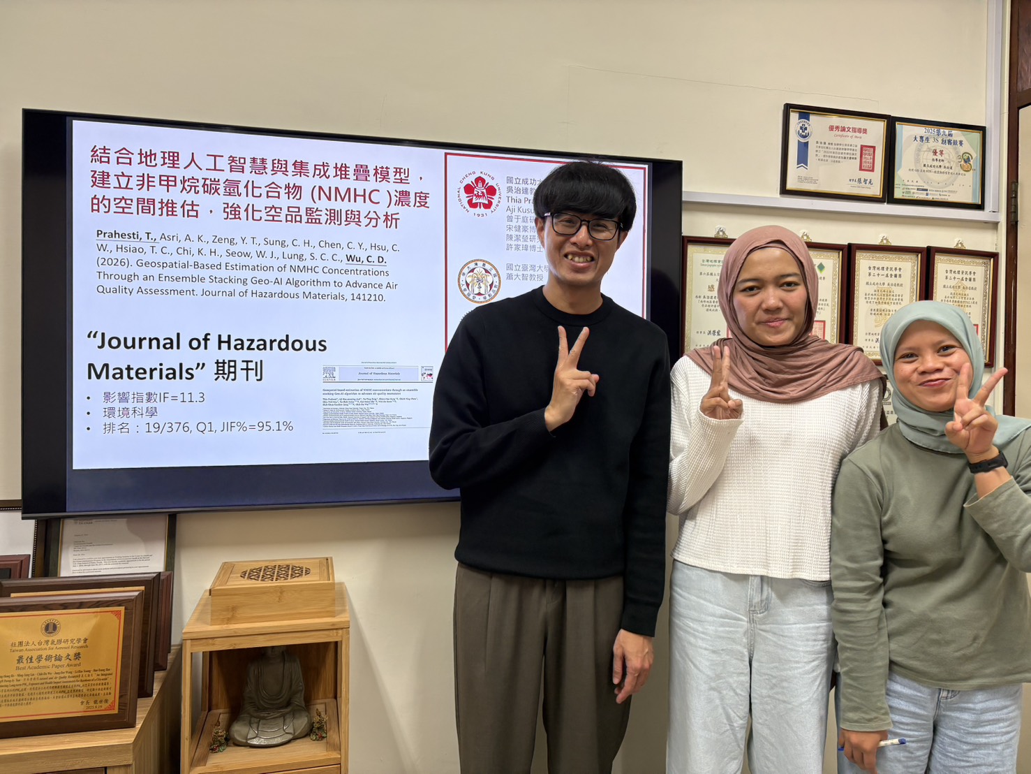 成大測量及空間資訊學系教授吳治達帶領的跨校跨領域團隊，運用並結合地理人工智慧及機器學習等多種工具，成功建構出造成臭氧汙染的重要前驅物質「非甲烷碳氫化合物」詳細分布，成果刊登在國際環境領域頂尖期刊，圖中左起吳治達與論文主要作者成大測量系碩士生Thia Prahesti、博士後研究員 Aji Kusumaning Asri