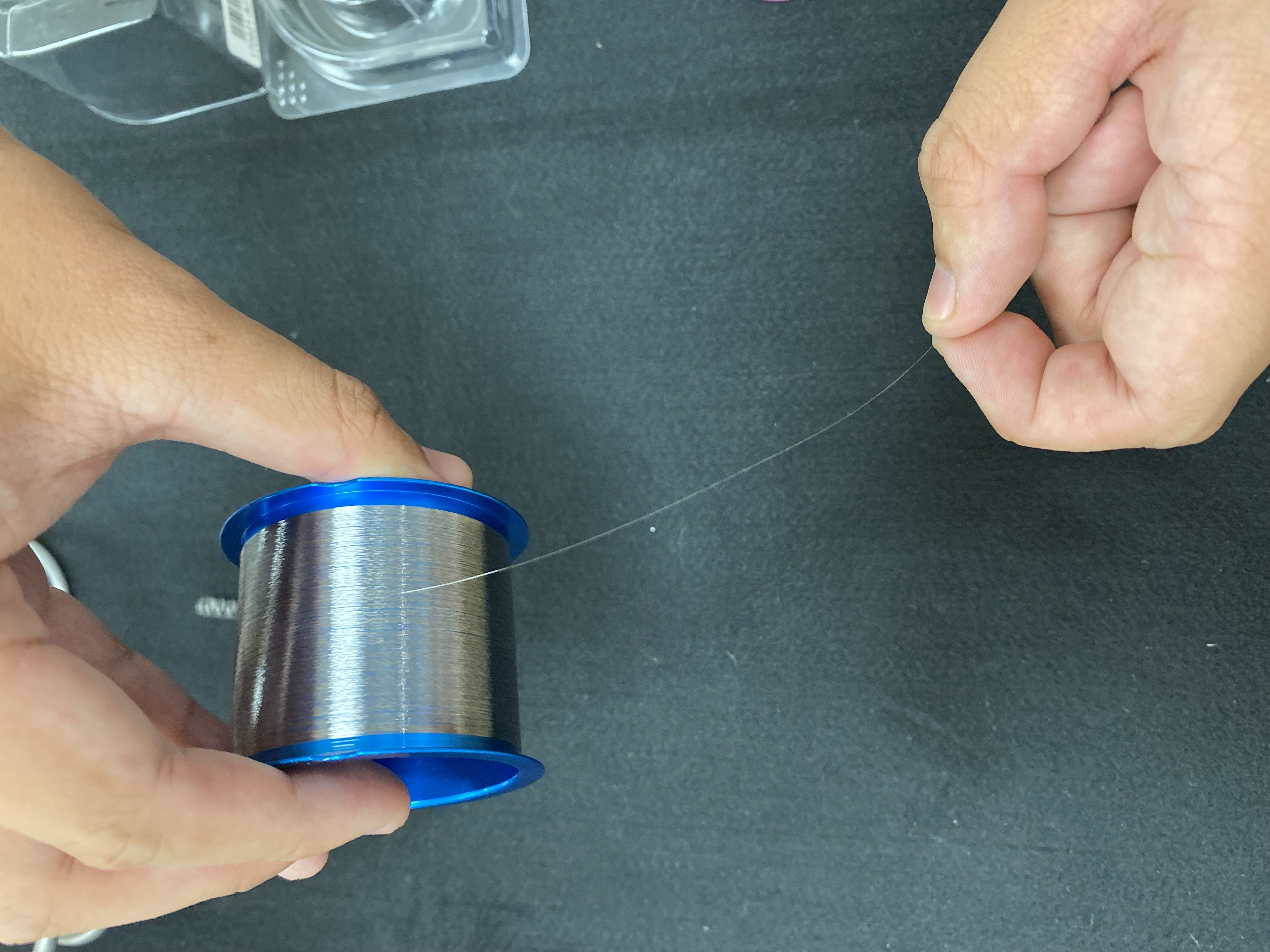 圖二成大材料系特聘教授洪飛義團隊以創新技術，將耐熱不鏽鋼抽拉成最細只有15微米的細絲。