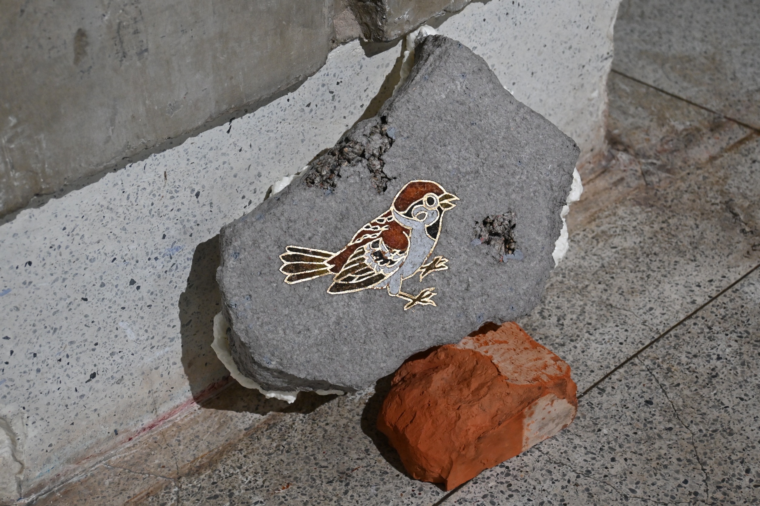 圖六藝術家廖昭豪將作品融合環境，創作出充滿童趣的風格。