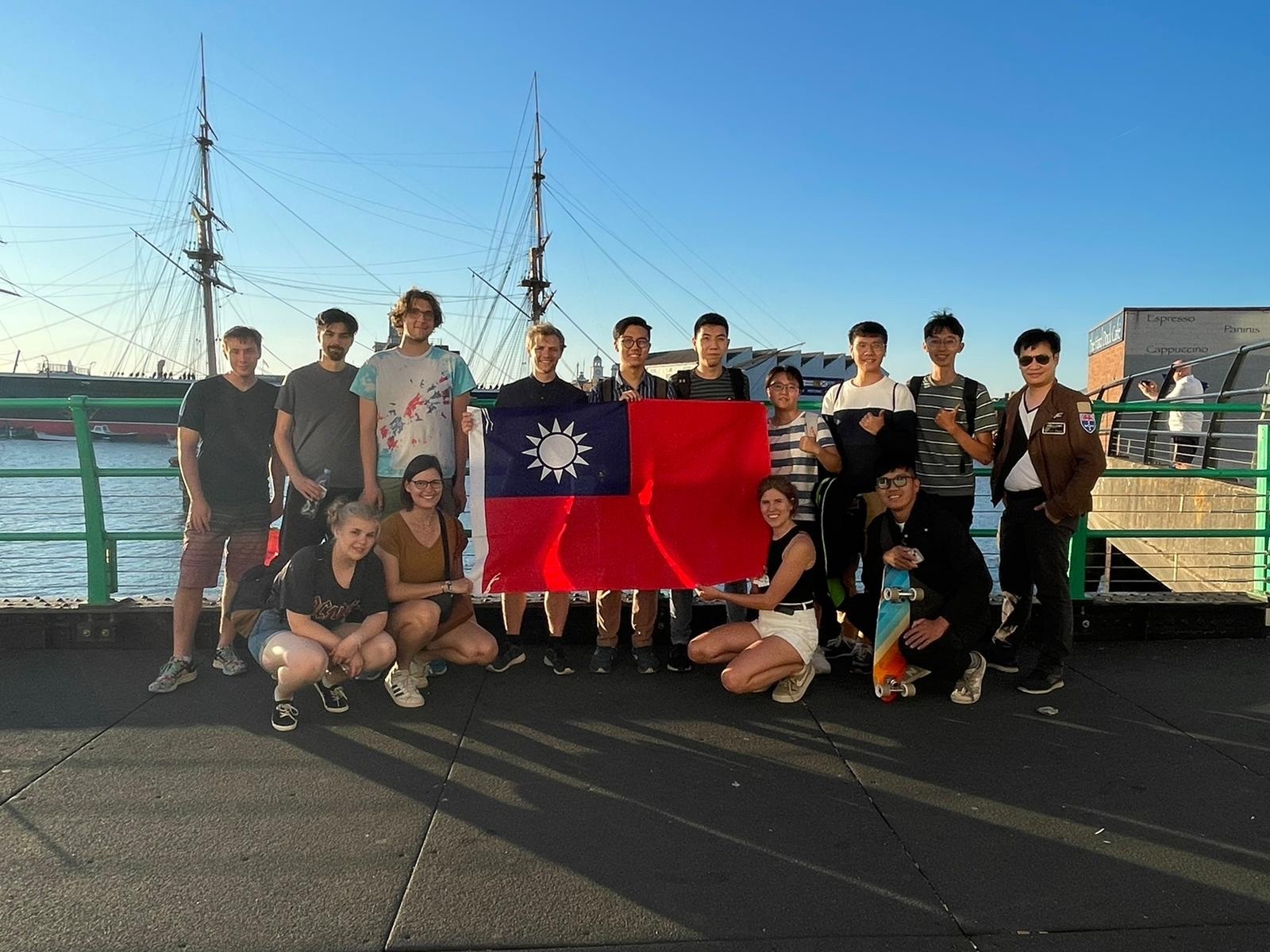 大會臉書粉專，還特別貼上學生們拿著中華民國國旗與他國參賽學生的合照，為台灣學生