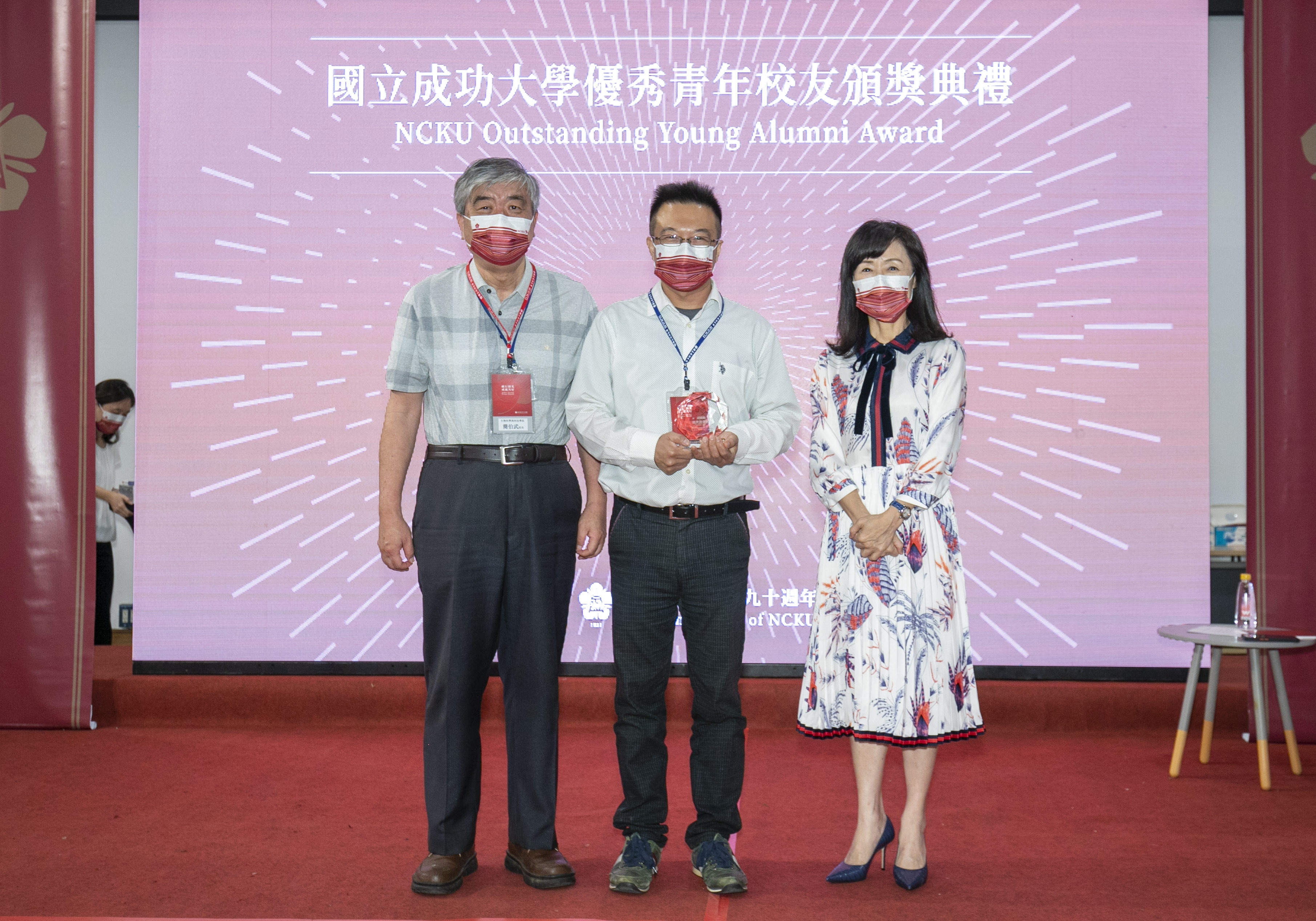 生物科學與科技學院得獎者與蘇慧貞校長（右 1）、師長合影