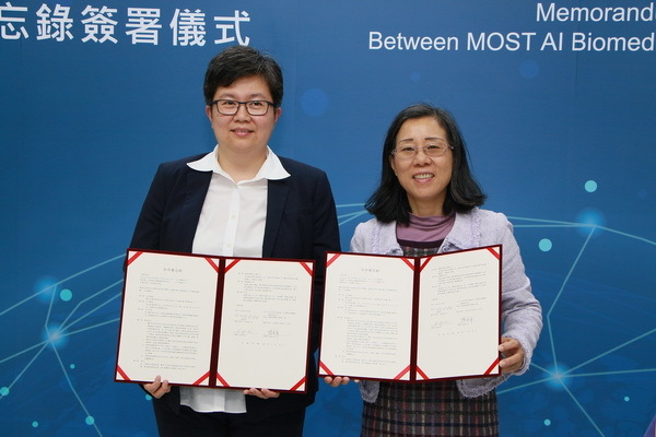 加拿大捷易科技公司 （Generations E）執行長蘇珍妮Jean Su(左)、成大電機系教授詹寶珠(右)、