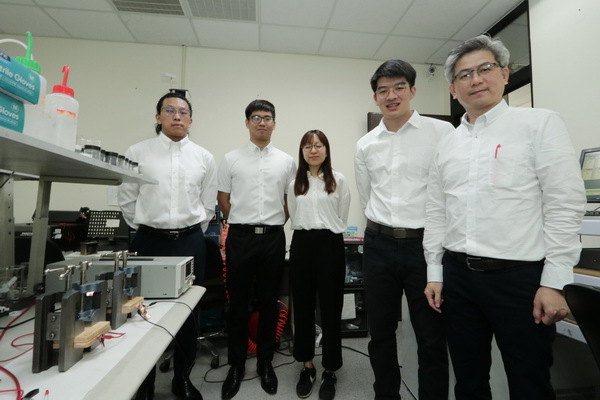 成大材料系教授洪飛義（右一）和研究生王奕翔、官欣、侯柏脩，張又文（由右二起至左）團隊