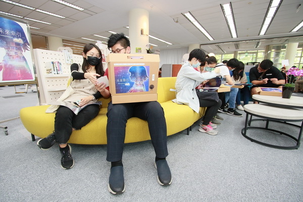 學生們在圖書館一樓新空間玩遊戲