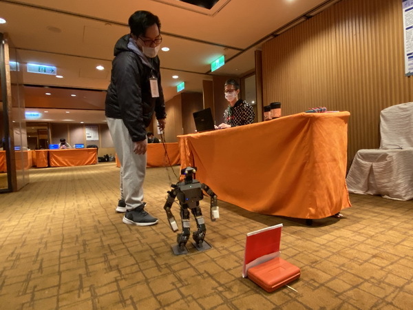 國際計算機會議（ICS）會場展出小型人形機器人等AI課程的實體成果