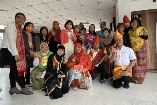 護理學系的各國學生身穿傳統服飾參加iNursing Space啟用儀式