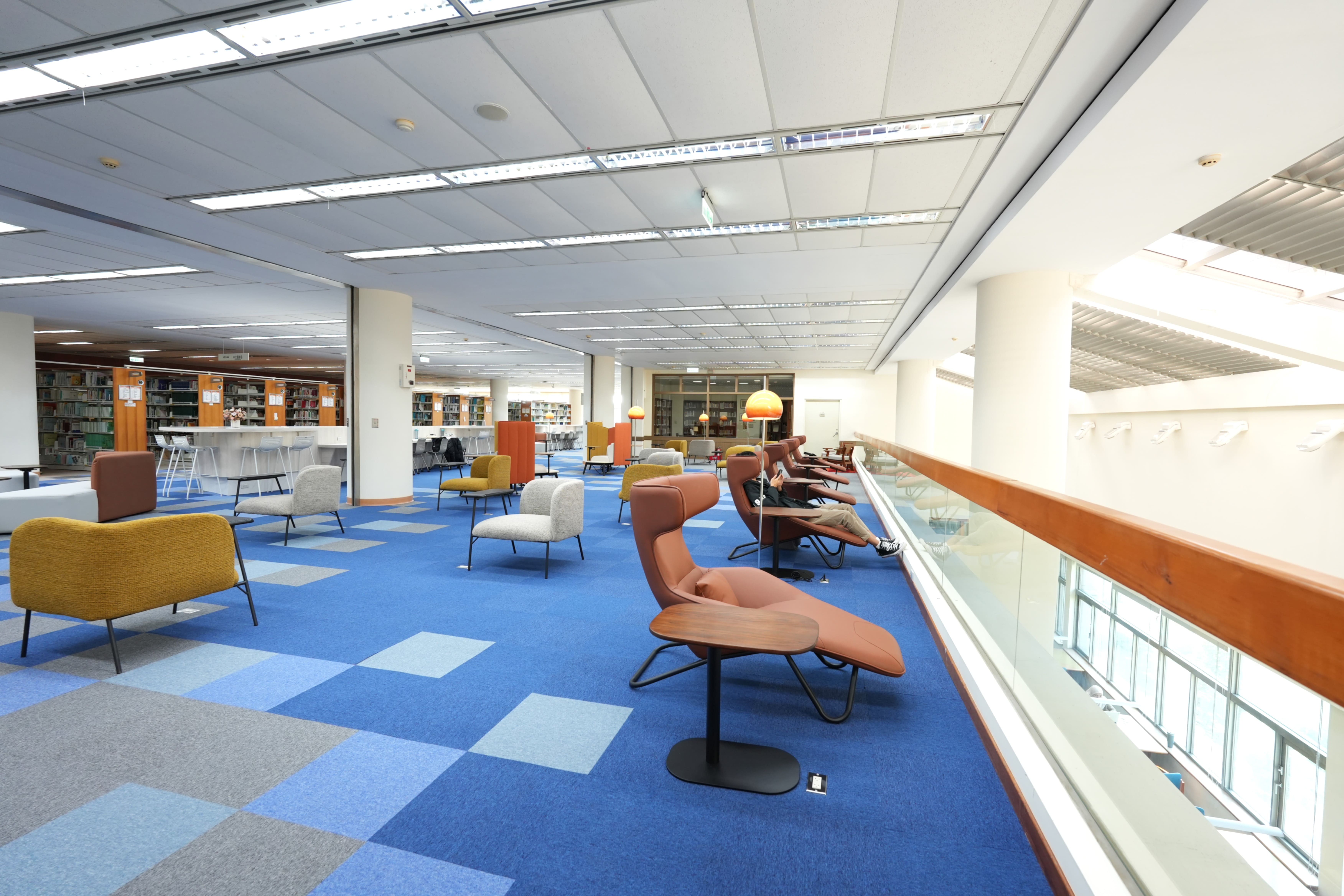 4樓贈書區調整為更符合讀者閱覽需求的場域，提供多功能閱覽座位及閱讀空間，創造兼具邊界感與舒適度的閱讀環境