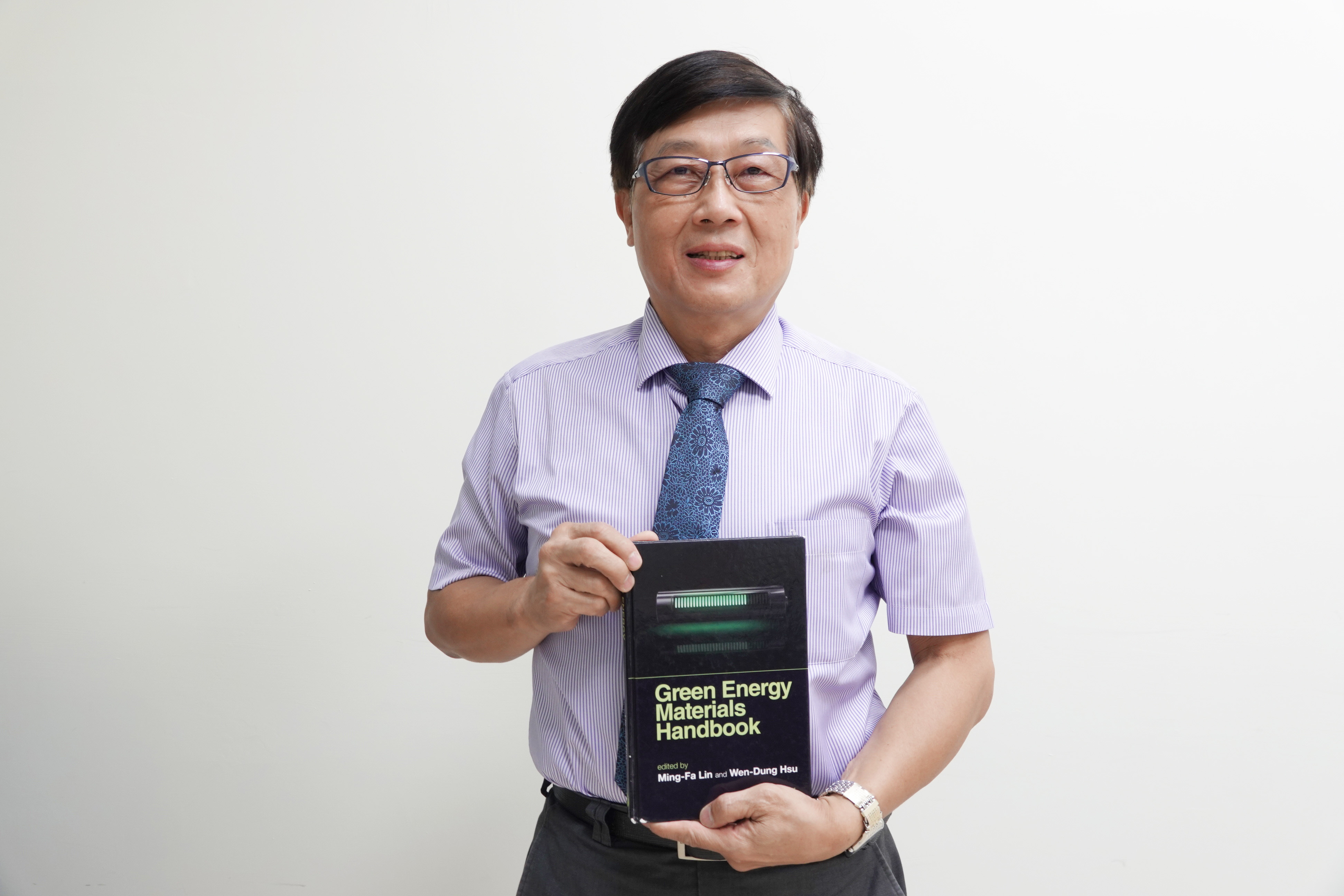 成大跨維綠能材料研究中心主任黃肇瑞帶領中心出版專書