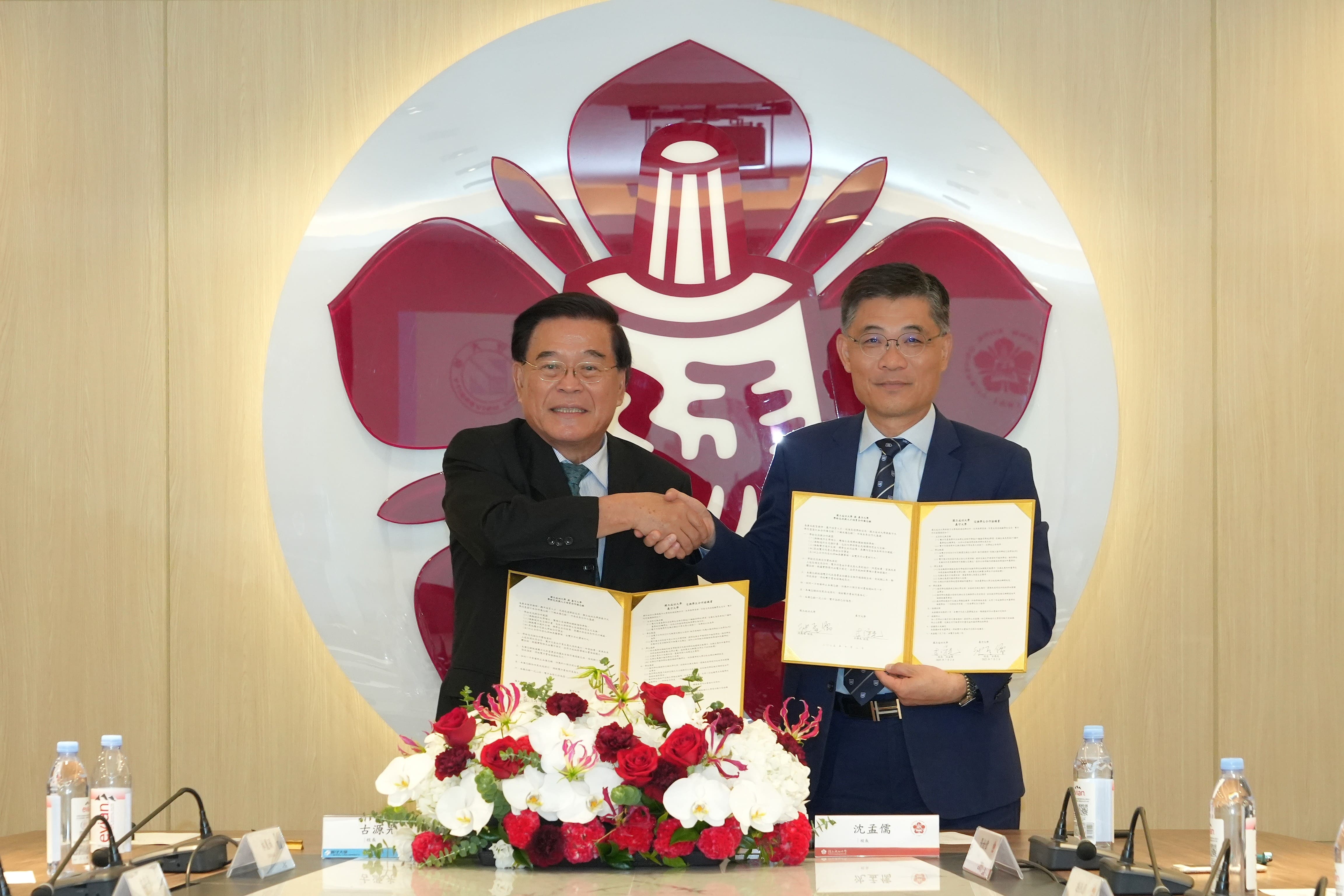 簽署儀式由成功大學沈孟儒校長與義守大學古源光校長親自簽署，兩校多位一級主管共同見證  