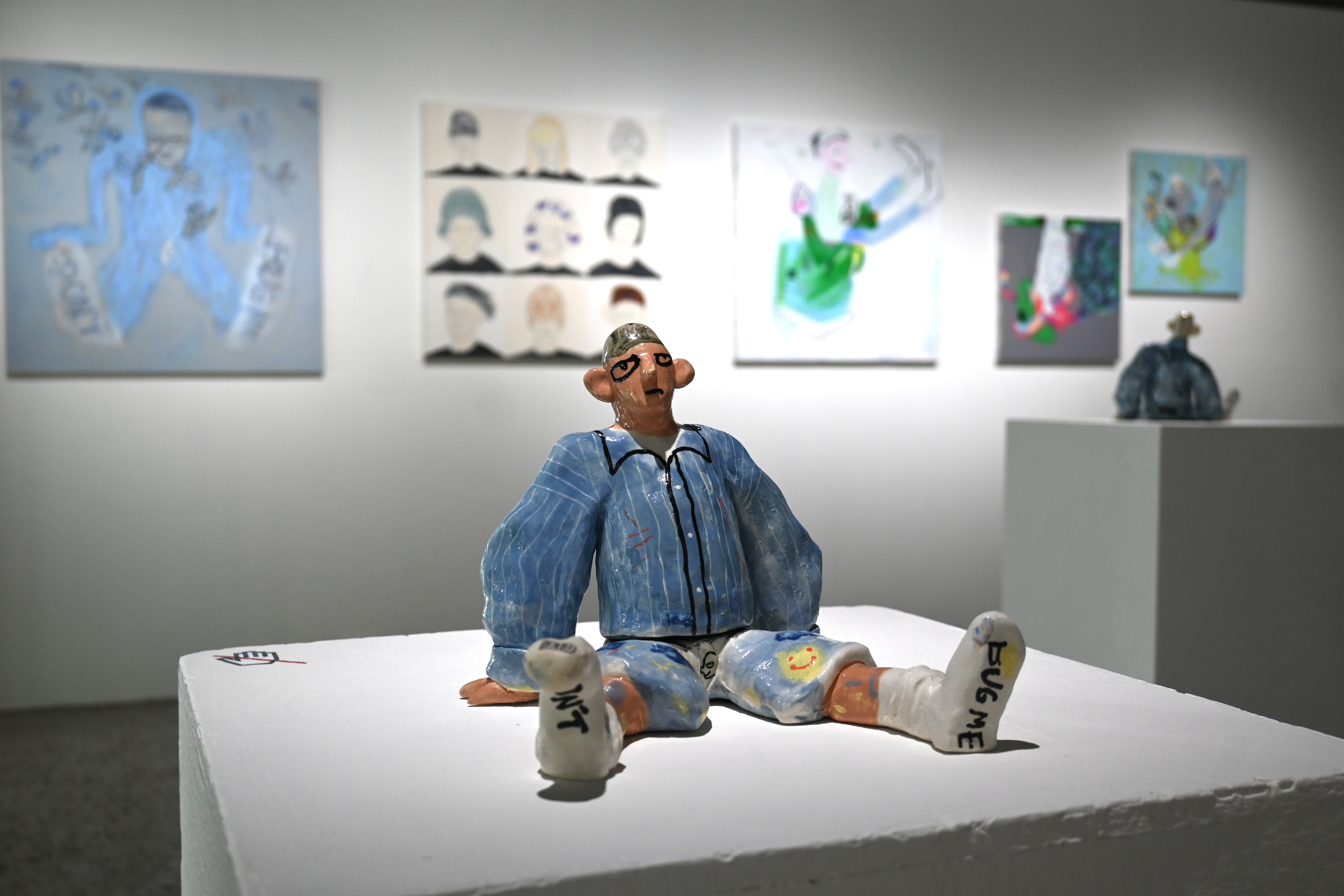 桑拿大可展出的插畫作品,不僅能看到天馬行空的創作,也能透過充滿趣味的陶藝活動人偶,感受藝術家化繁為簡帶給大家好玩有趣的想法