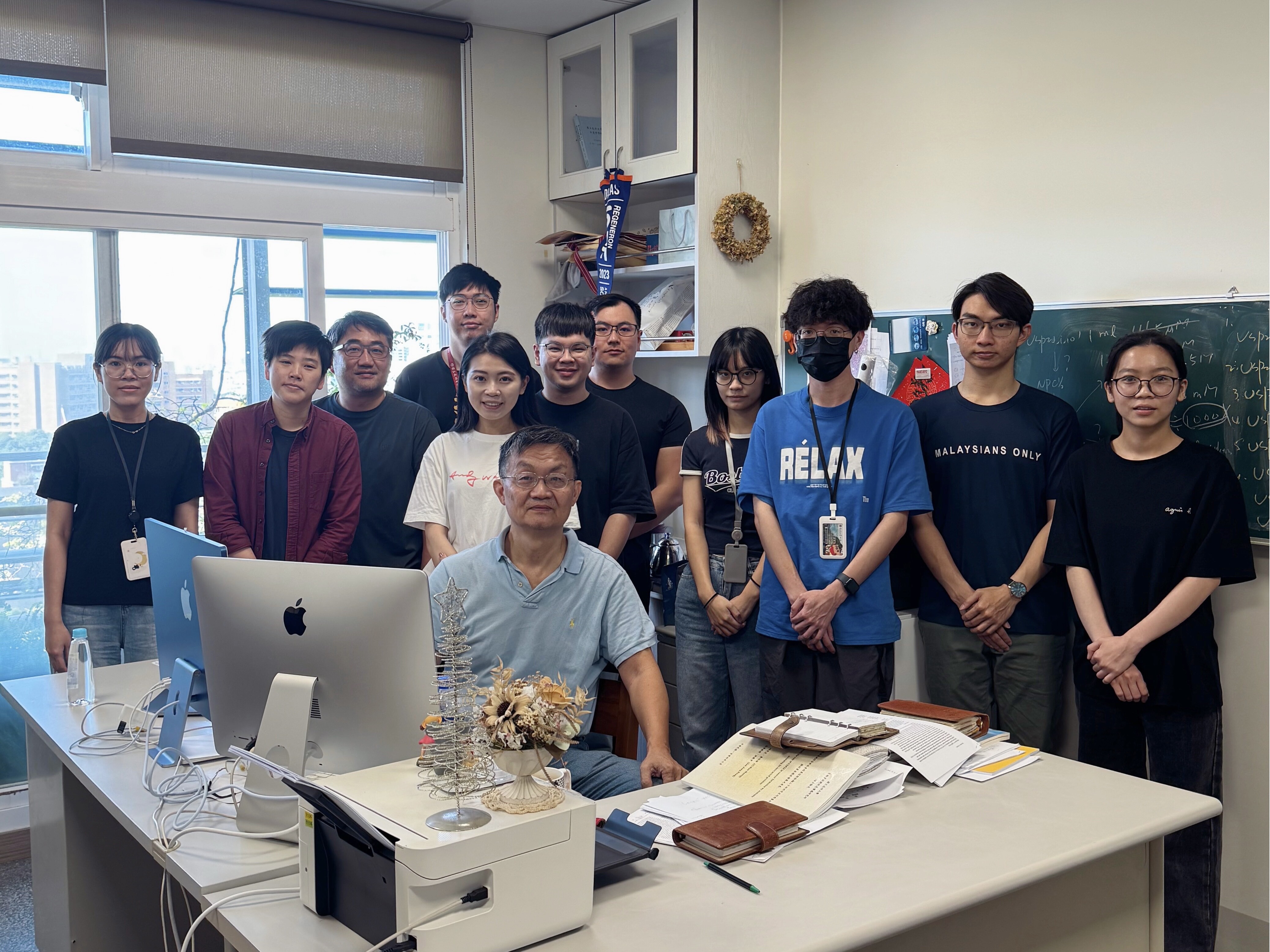 圖六:成大生物科技與產業科學系洪建中特聘教授(中坐者)團隊,開發出小分子USP24抑制劑,可有效殺死癌細胞,成果刊登在國際頂尖期刊《科學進步(Scinece Advances)》上