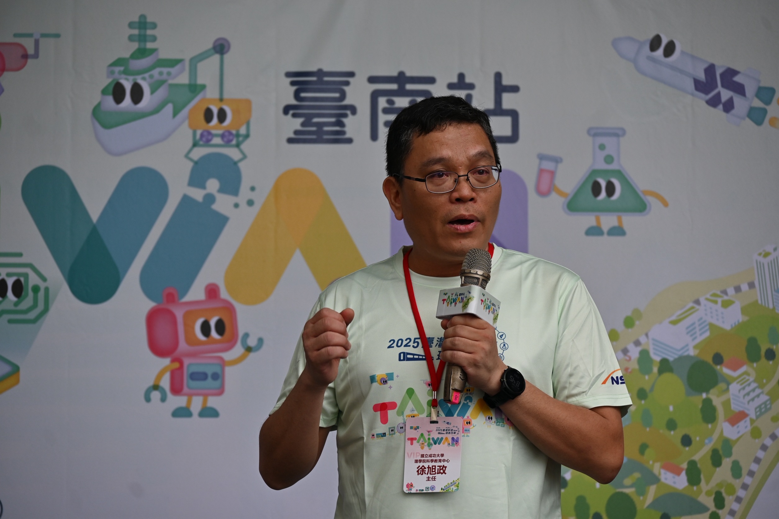 成大理學院科學教育中心徐旭政主任鼓勵大家，帶著好奇心前來，最後能帶著滿滿的科學知識回去