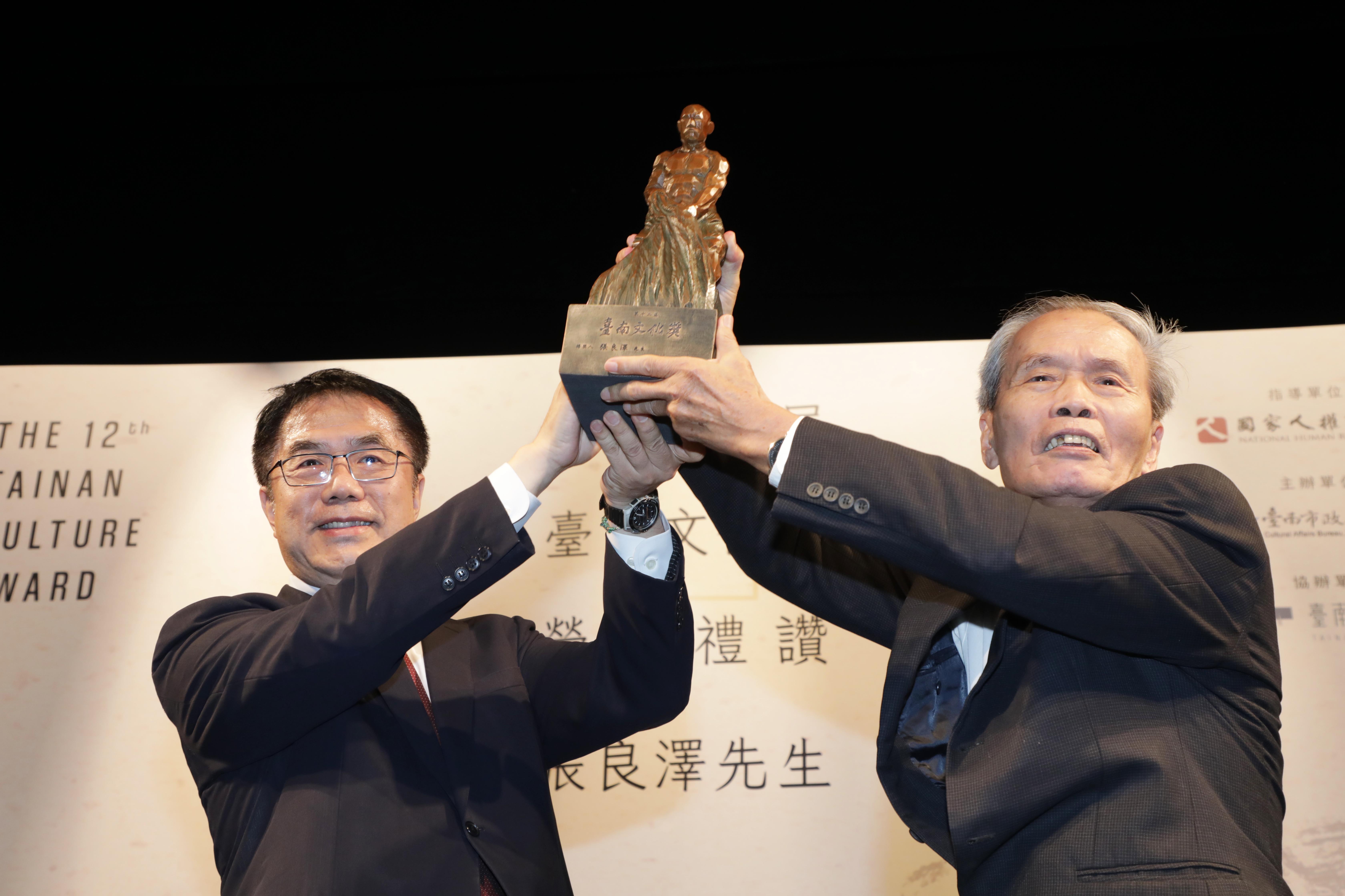 第 12 屆臺南文化獎由市長黃偉哲（左）親自頒授並祝賀張良澤教授
