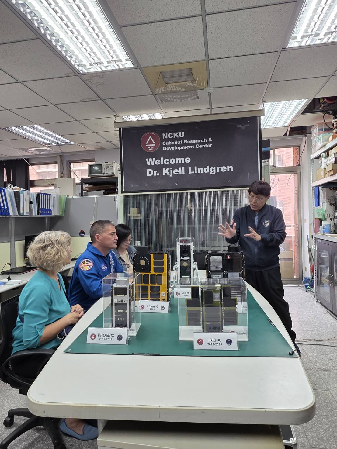 林琪兒博士夫婦參訪成大立方衛星中心，聽取成大莊智清教授介紹並交流