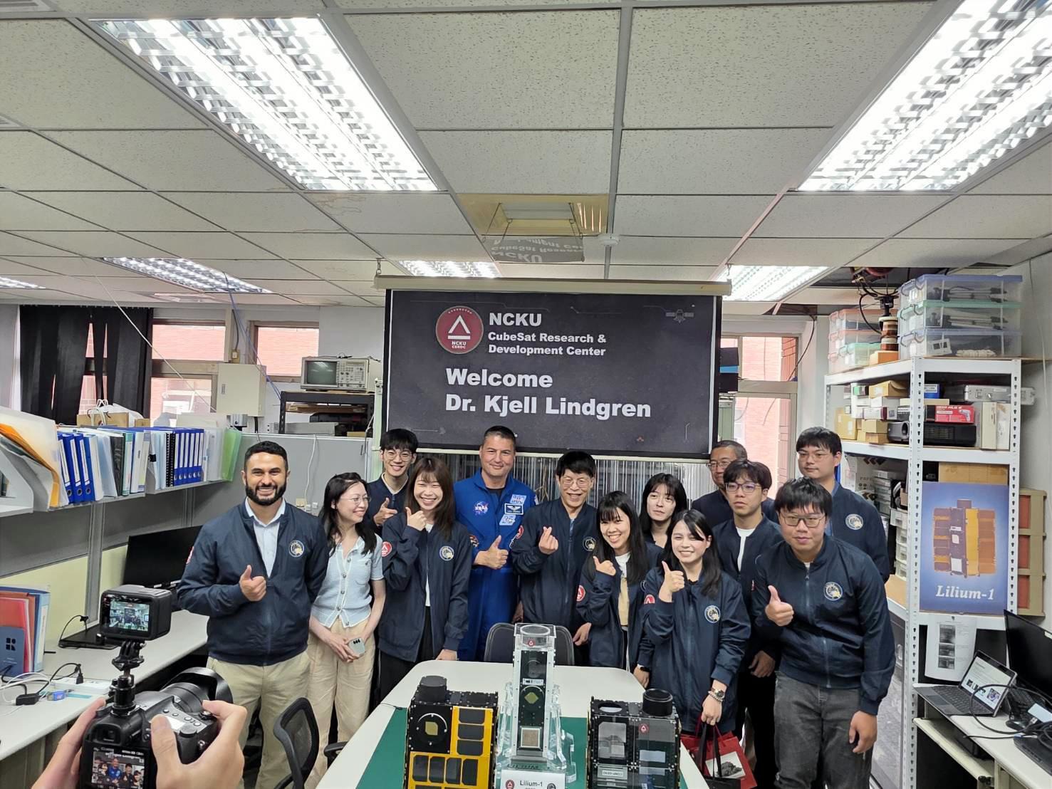 林琪兒博士參訪成大立方衛星中心，與成大莊智清教授團隊合影