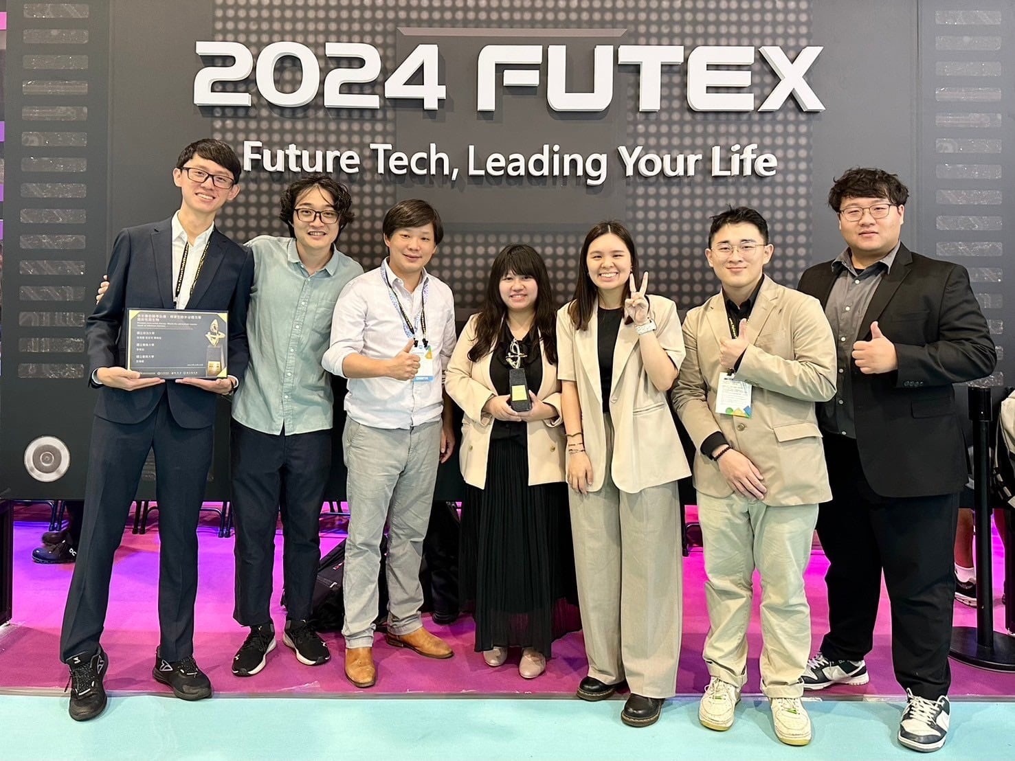 圖四：成功大學與嘉義大學合作團隊深耕微生物外泌體之功能研究，成果獲 2024 年國科會未來科技獎，圖右四為成大食安所副教授徐瑋萱，左三為嘉大園藝系助理教授李保宏，與實驗室學生合影。