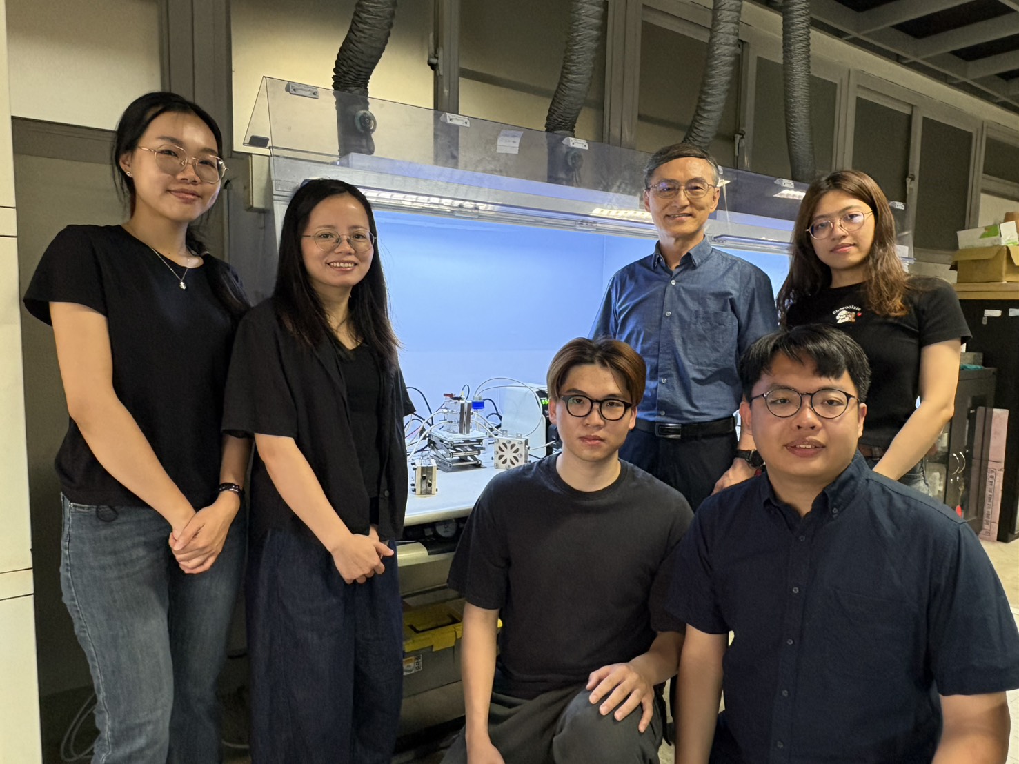 成大材料科學與工程學系講座教授丁志明團隊，突破海水電解瓶頸，研發特殊材料的催化劑，可高效能產氫，成果刊登在國際頂尖期刊上，圖為團隊成員，後排中間為講座教授丁志明，右方為專任助理宋沂錚，前方左起越南籍專任助理阮鳳、越南籍博士後研究員阮氏川、碩士生張簡柏辰、吳建安