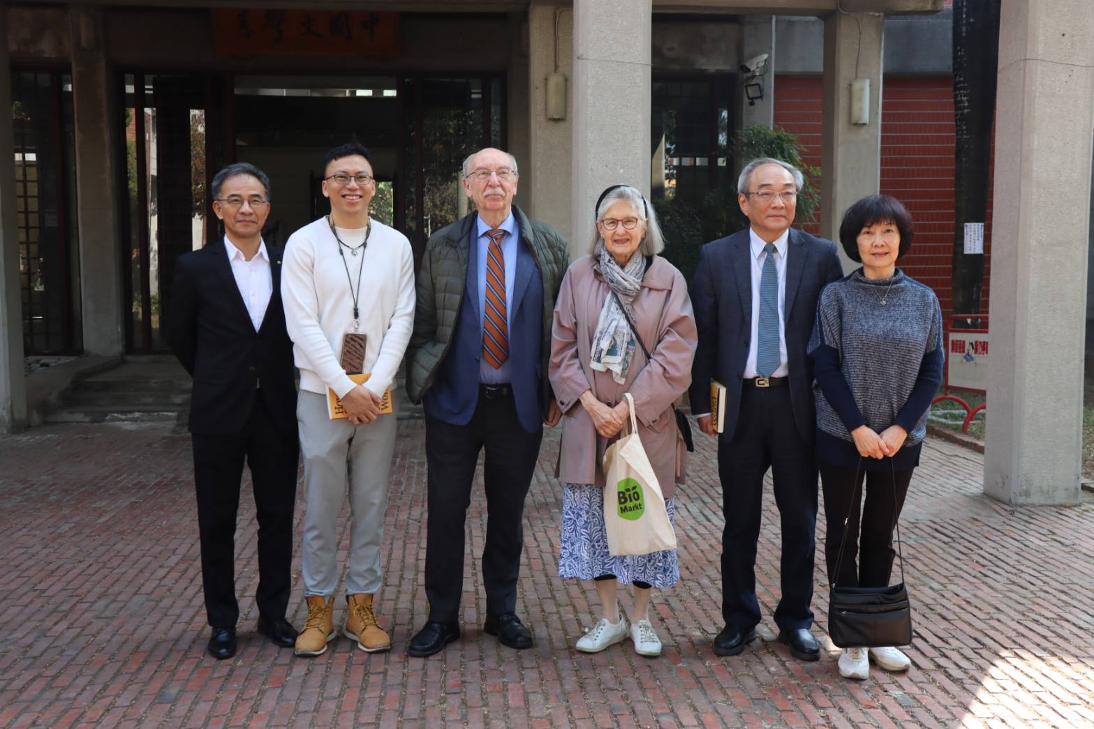 左起中研院張谷銘老師、蓋格瑞澤教授賢伉儷、中研院院士暨臺綜大系統主席王汎森院士賢伉儷