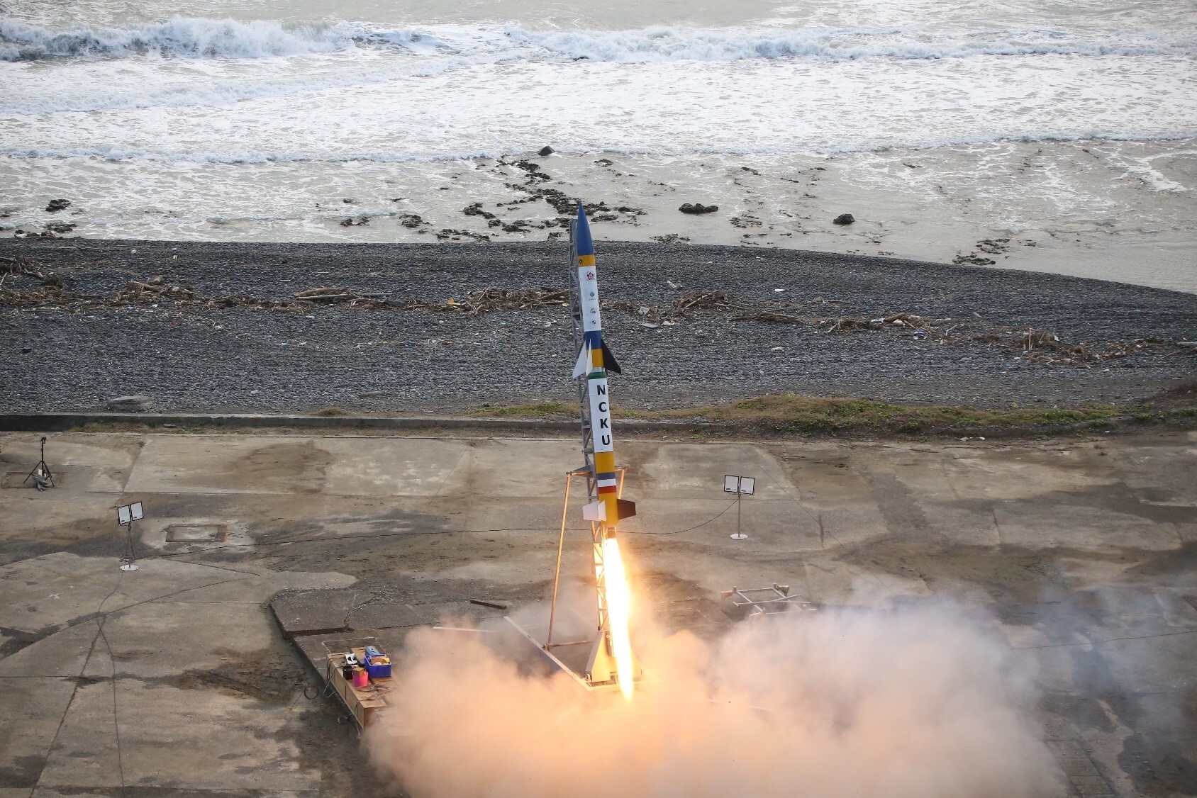 圖、兩節式試驗型混合火箭成功發射(成功大學航太中心衛星推進實驗室提供)