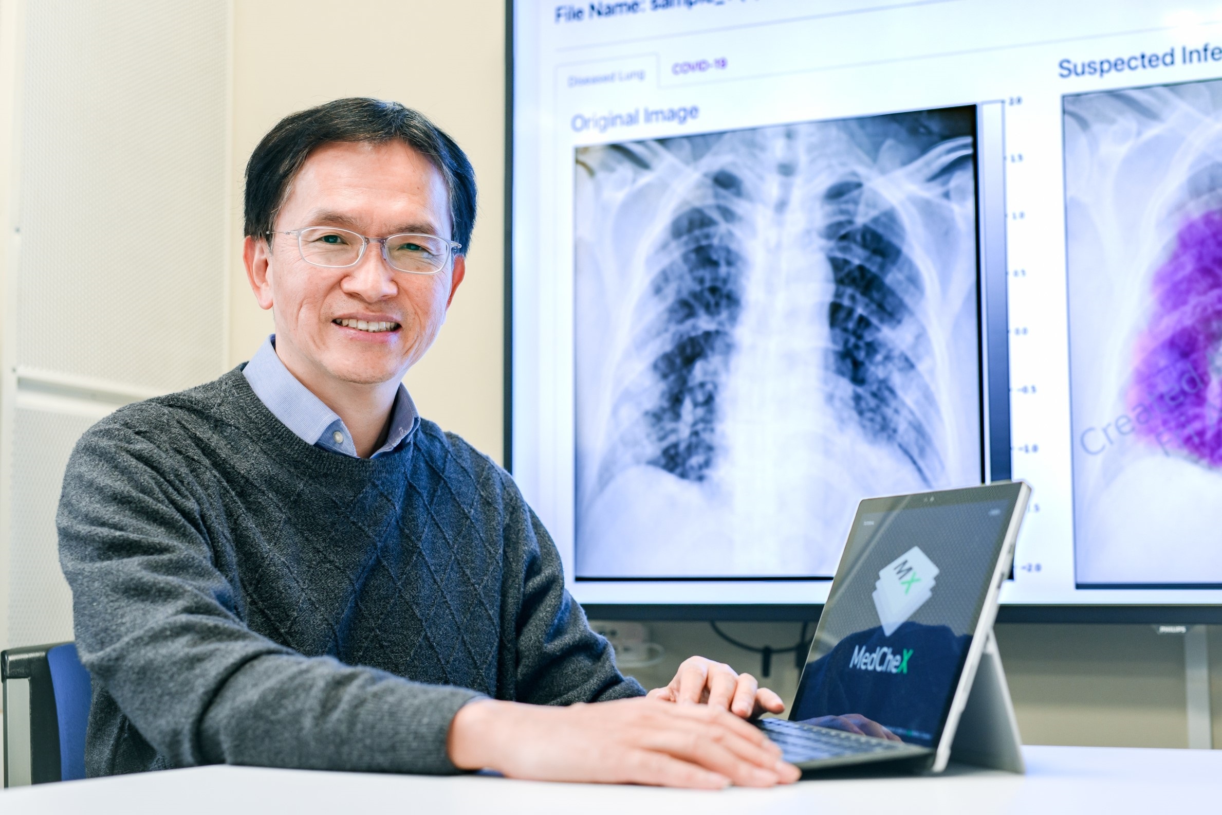 成大資工系蔣榮先團隊開發的MedCheX模型利用AI可判讀胸腔X光，偵測COVID-19肺部病灶